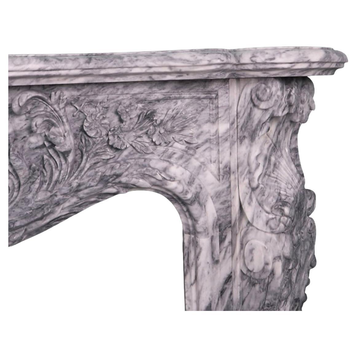 Sculpté à la main Cheminée de style français en marbre en vente