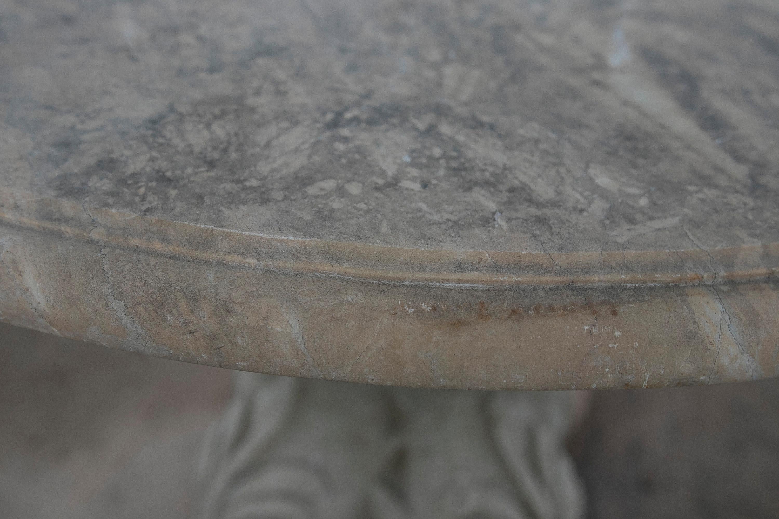 Table de jardin en marbre avec plateau en marbre rose portugais et base en pierre avec poissons en vente 7