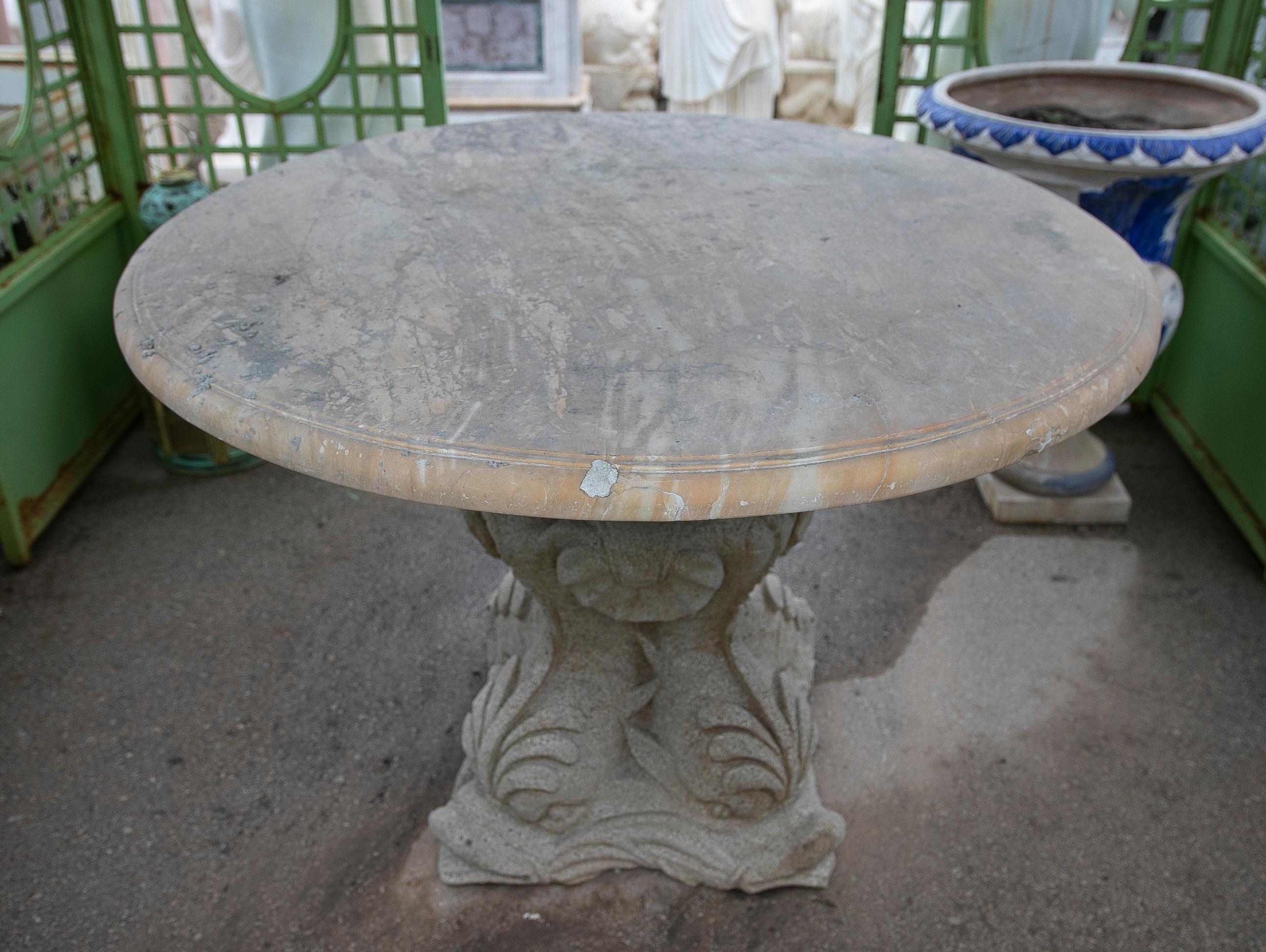 Espagnol Table de jardin en marbre avec plateau en marbre rose portugais et base en pierre avec poissons en vente