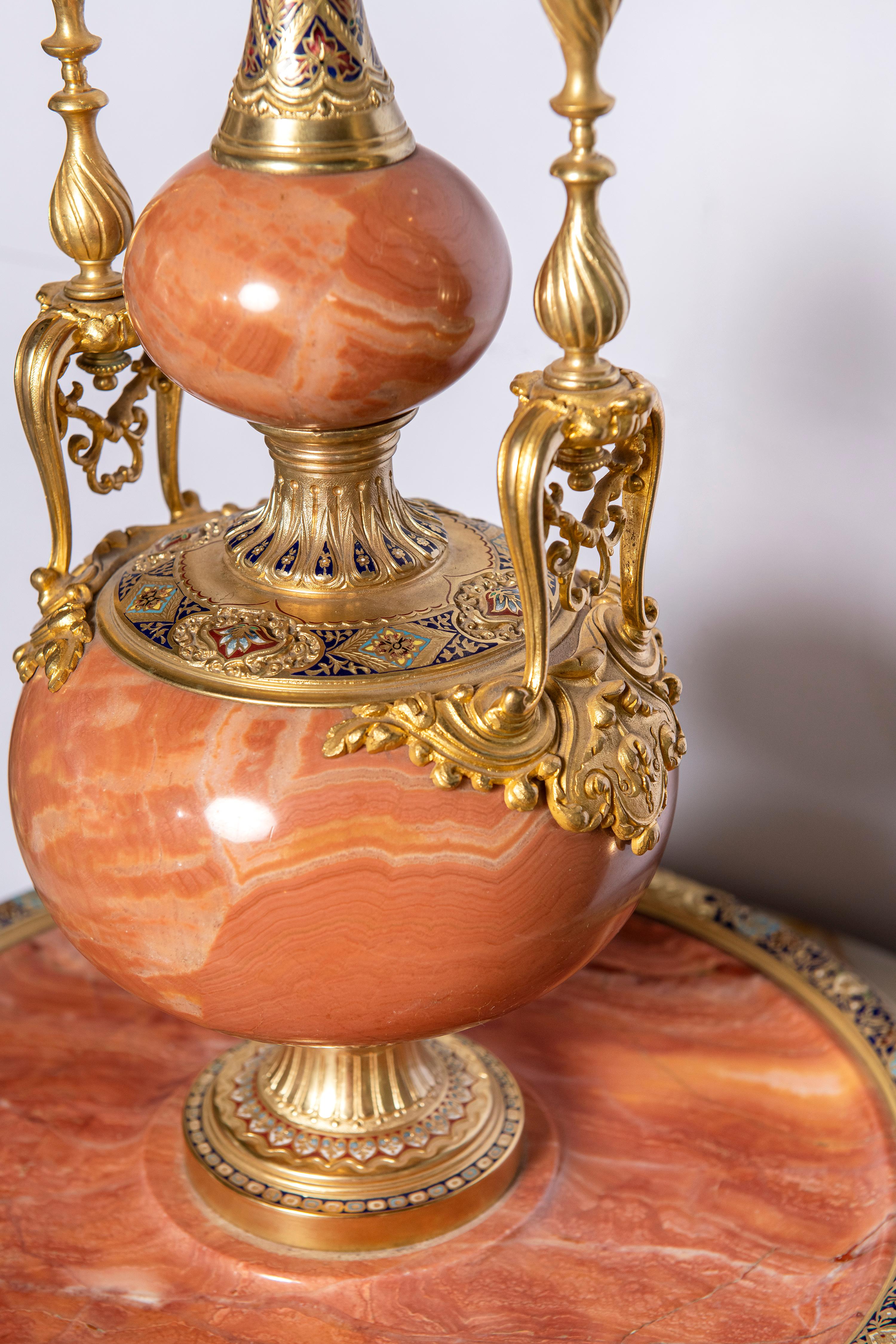 Marmor:: vergoldete Bronze und Cloisonné-Zentrum:: neoklassizistischer Stil (Neoklassisch) im Angebot