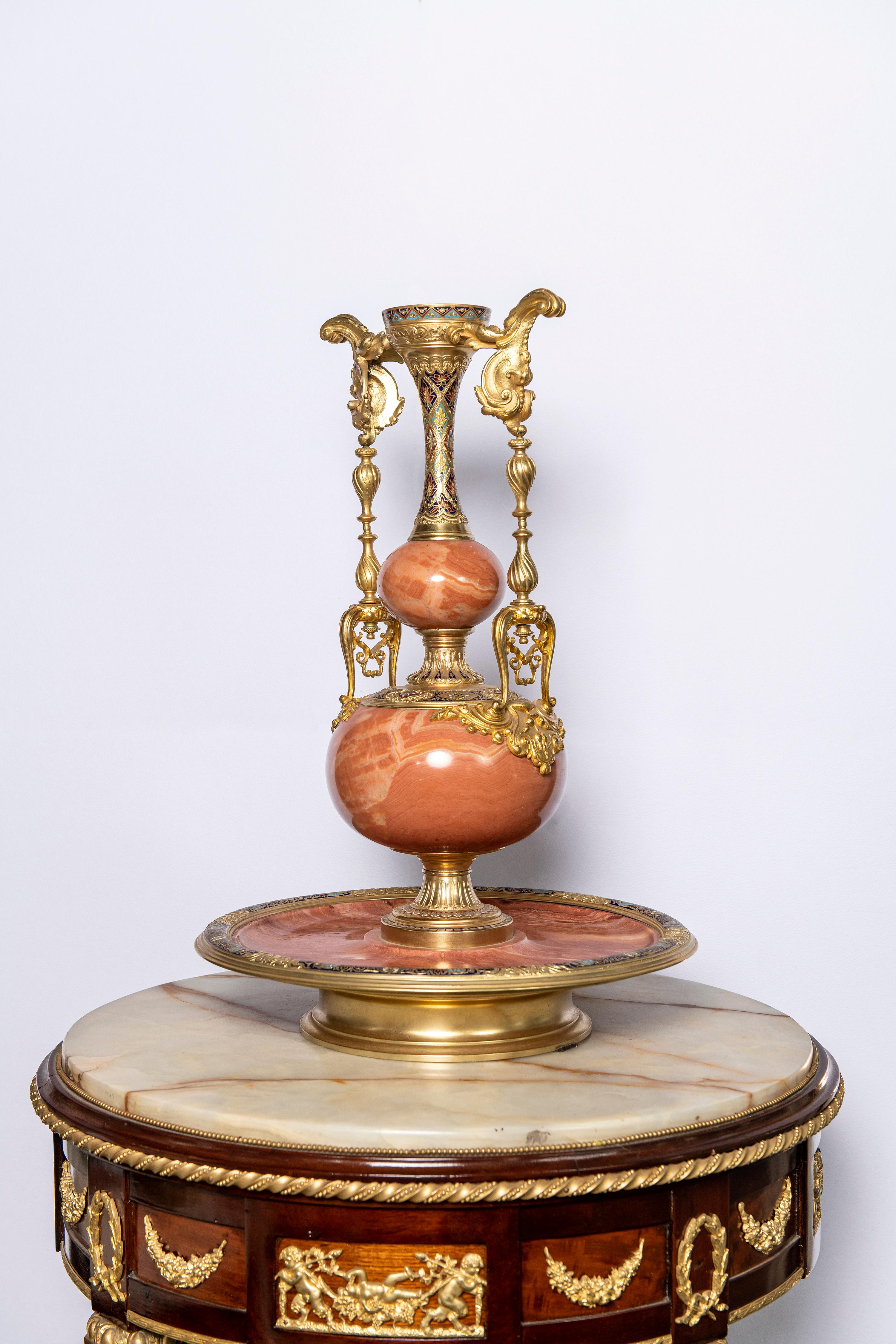 Marmor:: vergoldete Bronze und Cloisonné-Zentrum:: neoklassizistischer Stil (Französisch) im Angebot