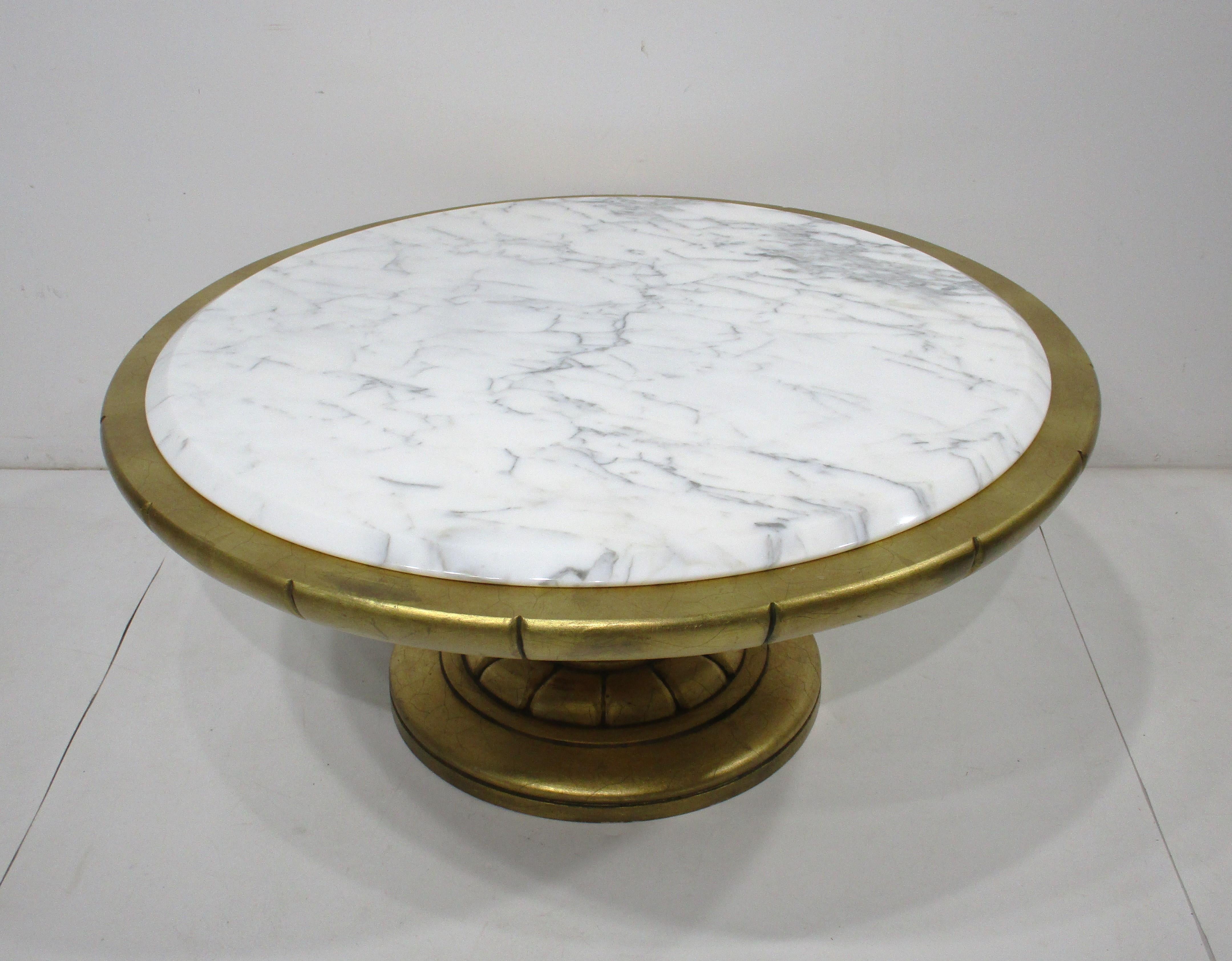James Mont / Kittinger Stil Regency-Couchtisch aus vergoldetem Marmor und vergoldetem Holz im Angebot 1