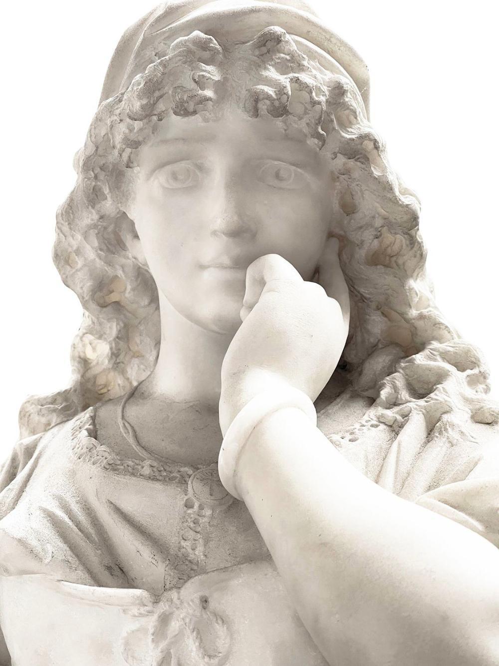 Italiano Ragazza in marmo con mandolino, firmata Eduardo Giolli, 19° secolo in vendita