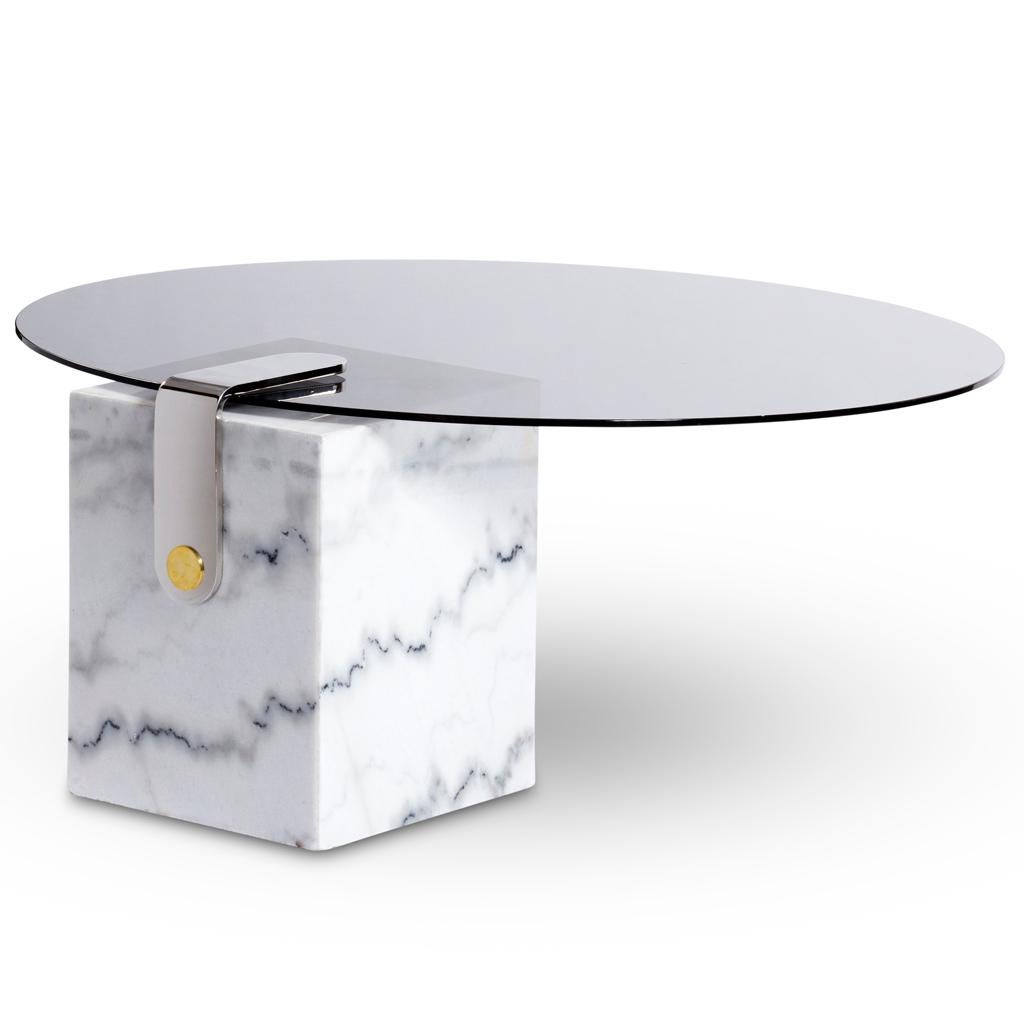 Sud-africain Table basse ronde en marbre, verre et laiton, par Egg Designs en vente