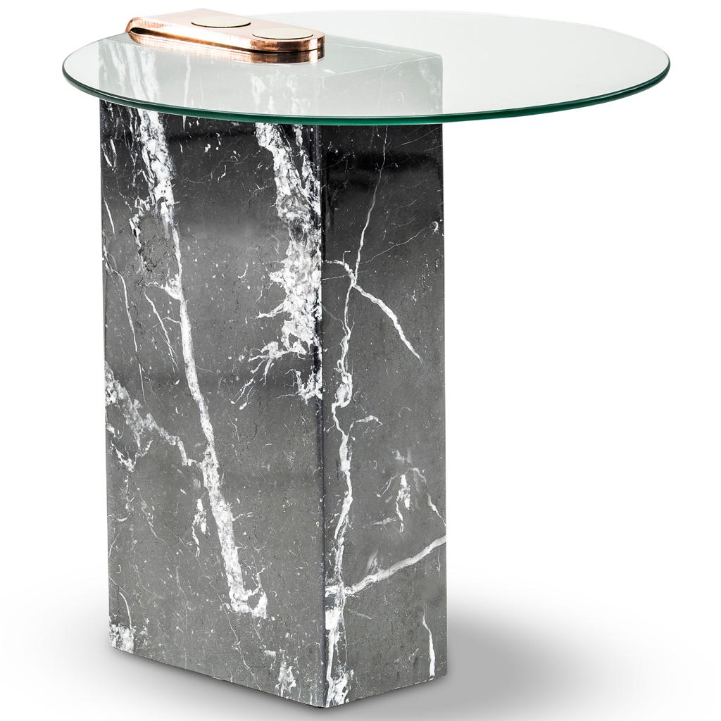 Moderne Table d'appoint en marbre, verre et laiton par Egg Designs en vente