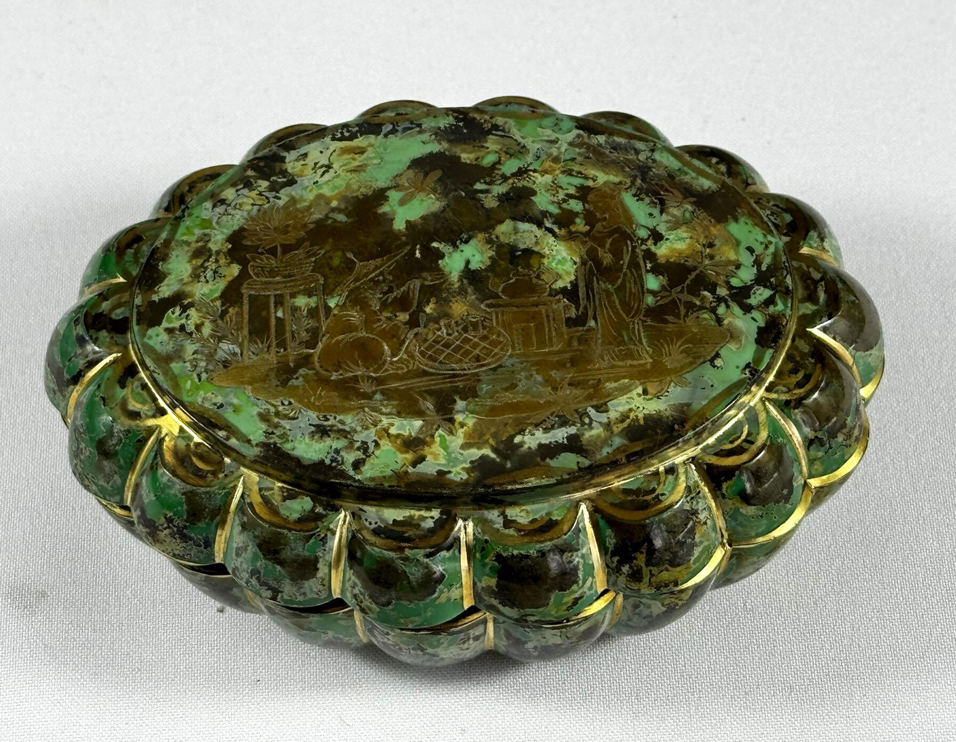 Jarra muy interesante y única de cristal de mármol (cristal de piedra). Estas piezas siempre han sido apreciadas por su interés. El tarro está cortado y pintado a mano con oro. La decoración es de estilo chinoiserie, una chica sirve a un hombre que