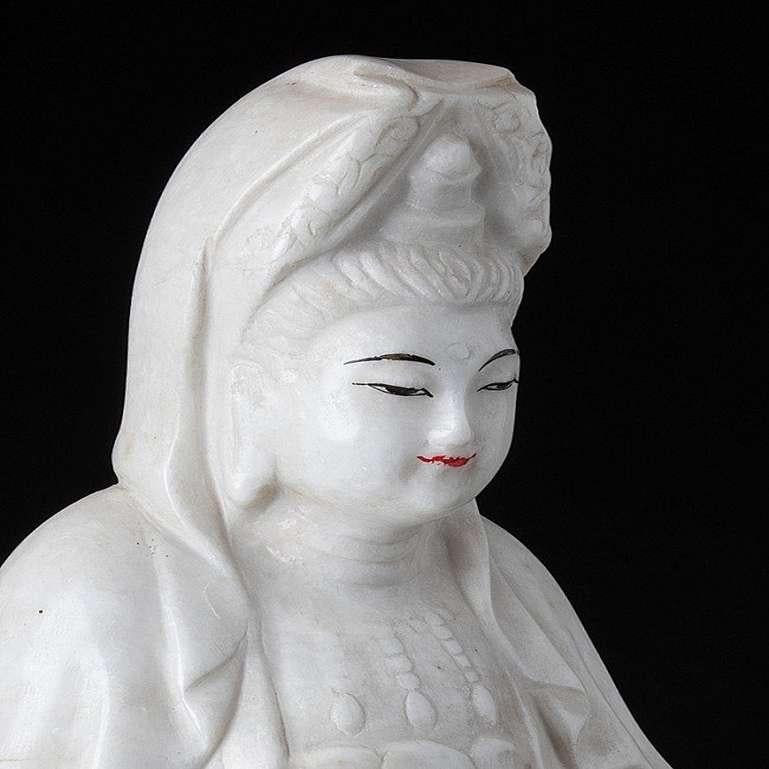 Guan-Yin-Statue aus Marmor aus Burma im Angebot 5