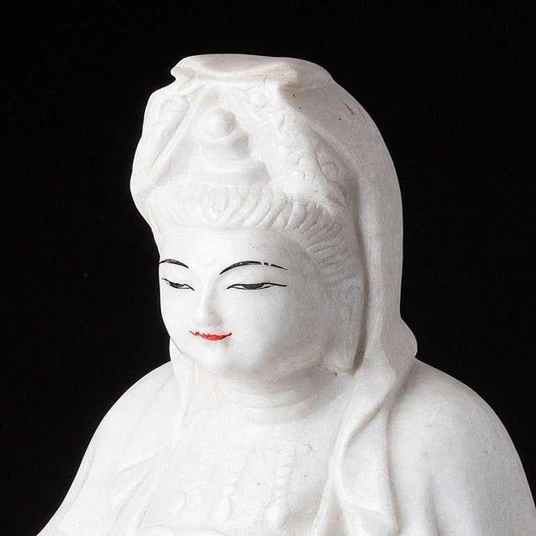 Guan-Yin-Statue aus Marmor aus Burma im Angebot 7