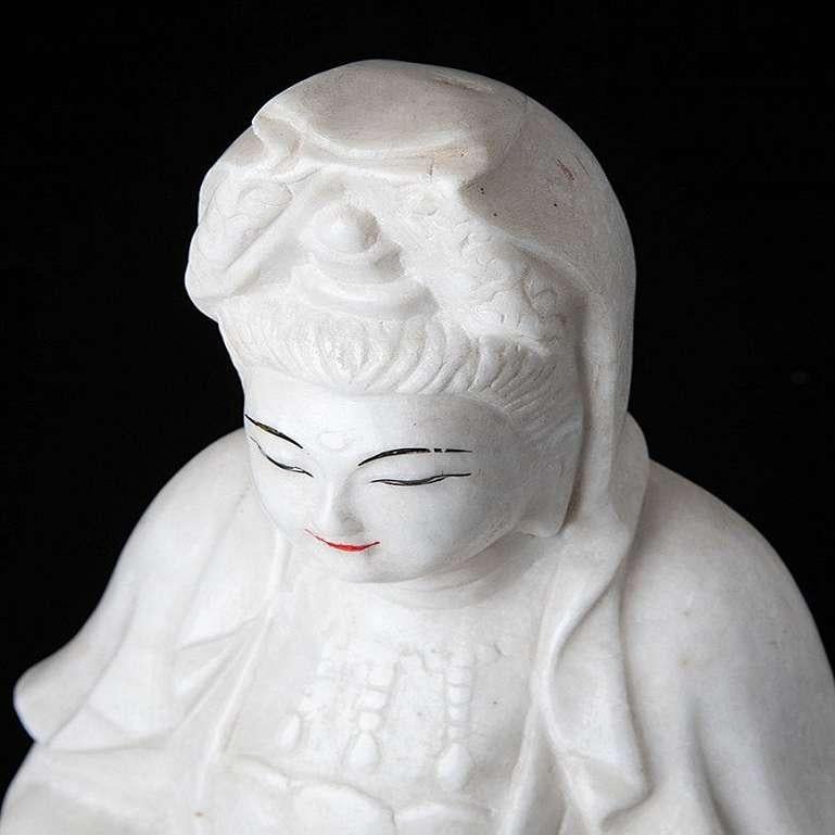 Guan-Yin-Statue aus Marmor aus Burma im Angebot 8