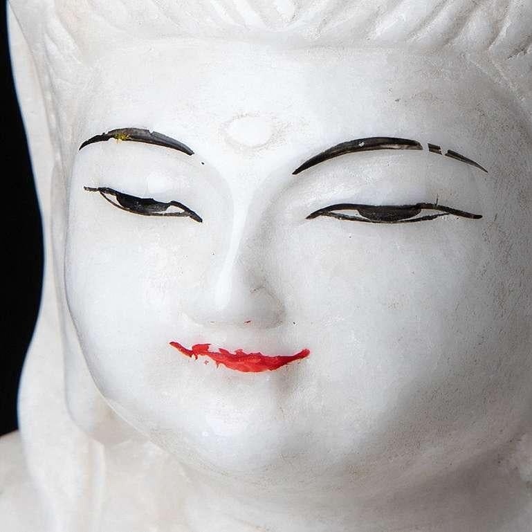 Guan-Yin-Statue aus Marmor aus Burma im Angebot 10