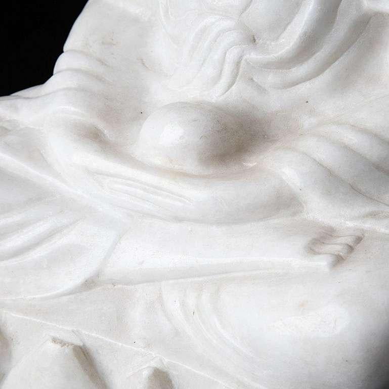 Guan-Yin-Statue aus Marmor aus Burma im Angebot 11