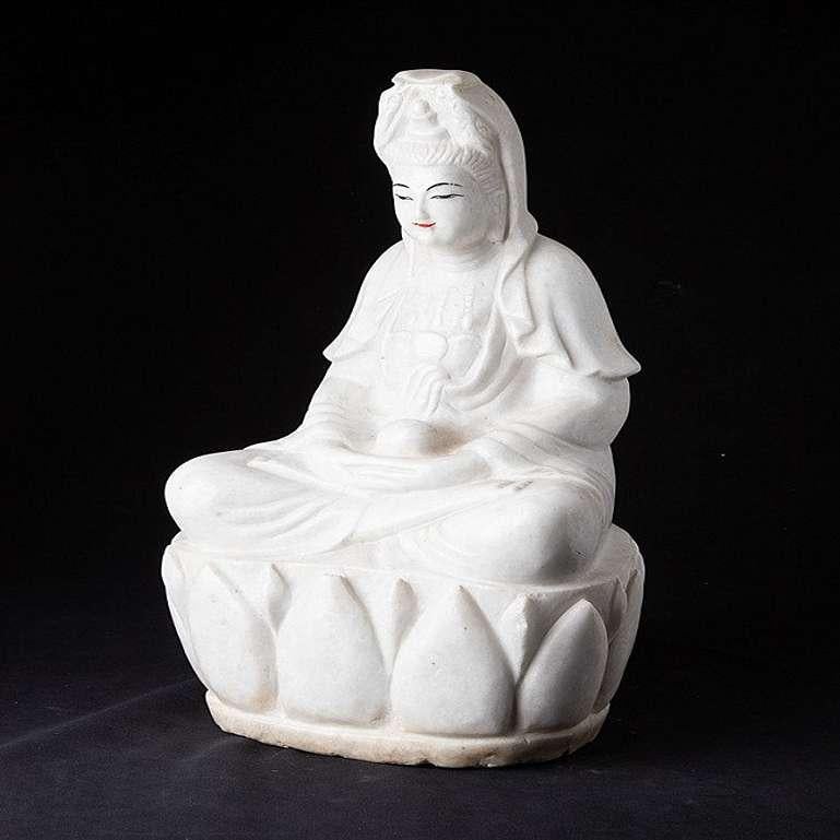 Material: marble
47,8 cm high 
26,3 cm wide and 22,3 cm deep
Weight: 30.45 kgs
Dhyana mudra
Originating from Burma
Late 20th century
