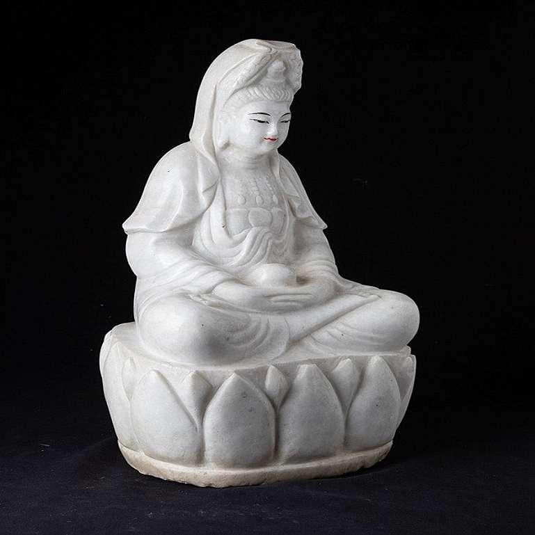 Guan-Yin-Statue aus Marmor aus Burma im Angebot 1
