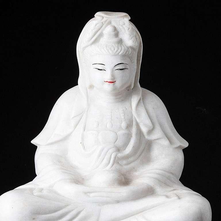 Guan-Yin-Statue aus Marmor aus Burma im Angebot 3