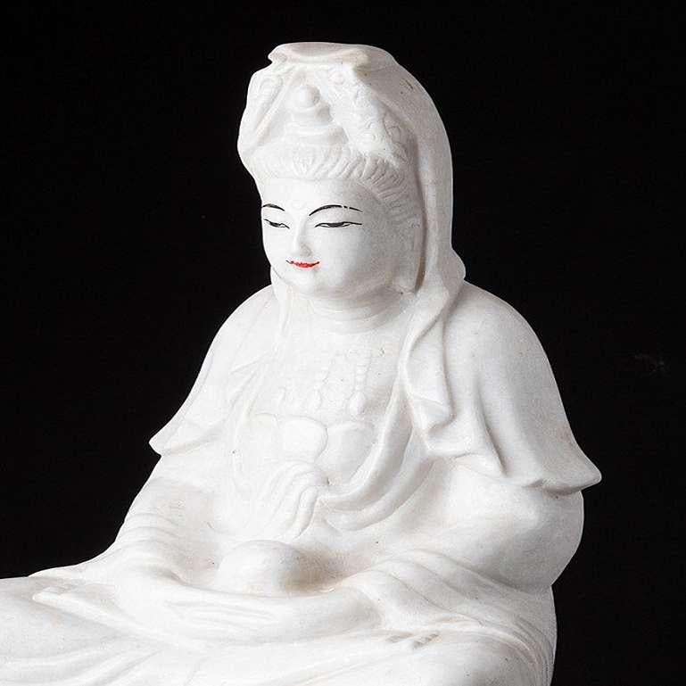 Guan-Yin-Statue aus Marmor aus Burma im Angebot 4
