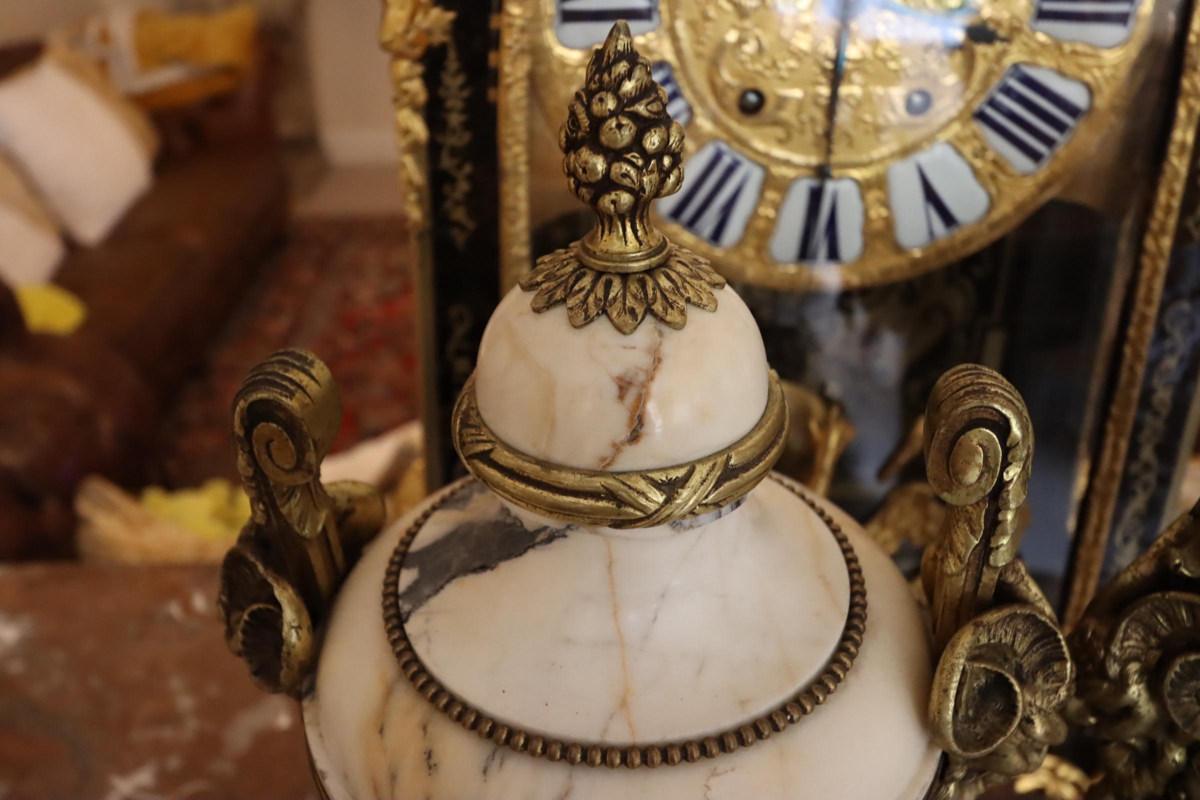 Marble Guilt Bronze Mounted Decorative Classical Urns, early to mid 19th Century In Excellent Condition For Sale In Lincoln, GB