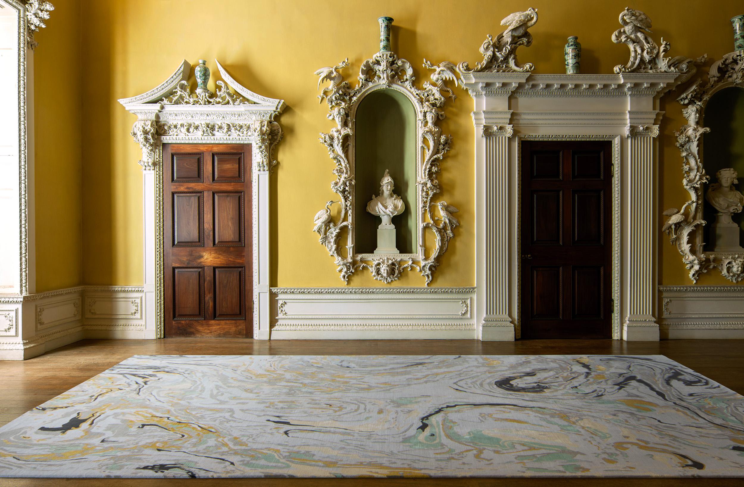 Il marmo porta la bellezza del minerale naturale grezzo nella morbidezza tattile di un tappeto annodato a mano. I filati di lana e seta si fondono per creare texture e l'illusione del movimento, mentre i colori intriganti si ispirano al rame, alla