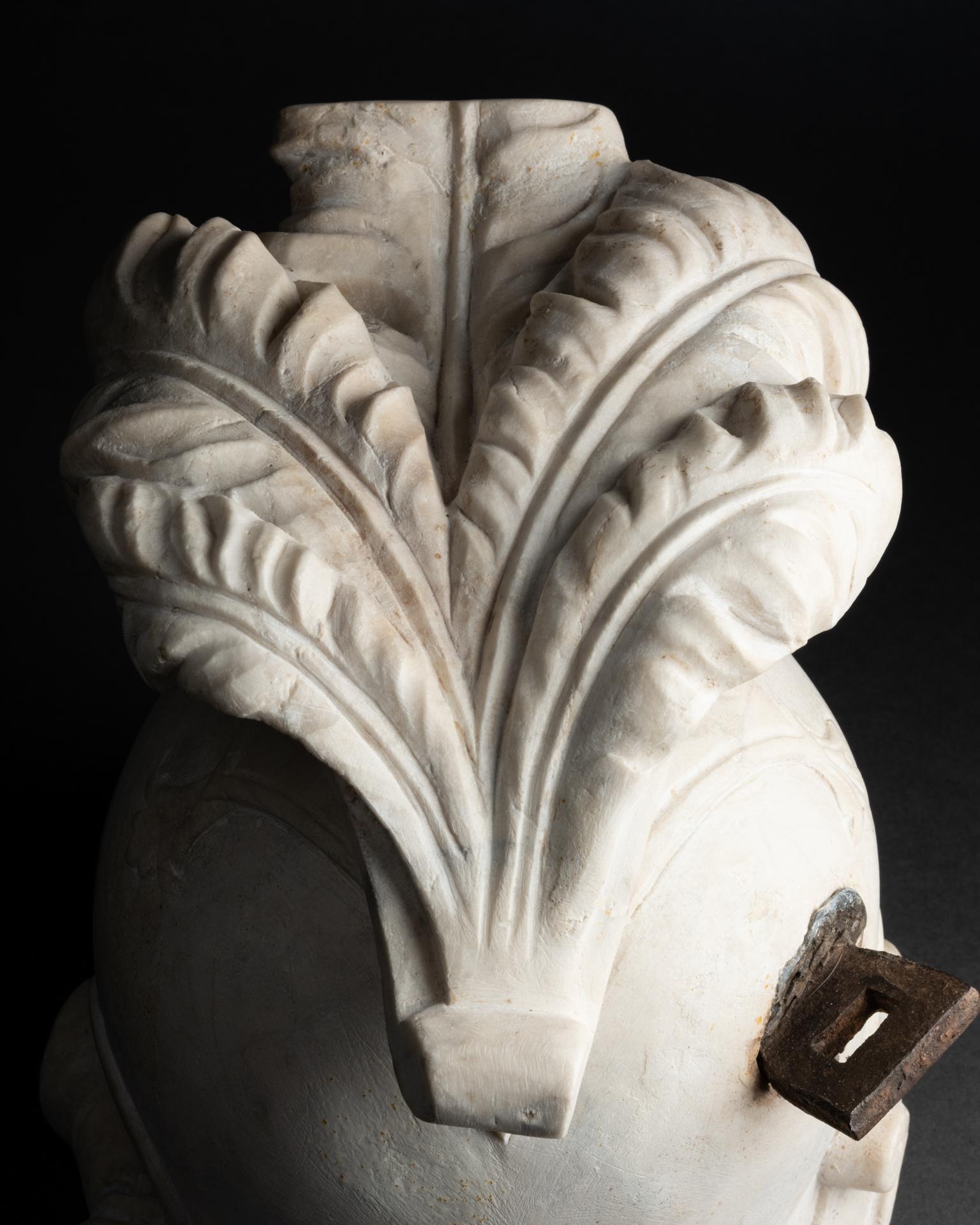 Marmor-Helmu2028
Frankreich, 17. Jahrhundertu2028
Marmoru2028
25 × 27 × 18 cm

Dieser fein geschnitzte, mit einer grotesken Maske verzierte Marmorhelm ist ein Beispiel für die Faszination des 17. Er erinnert eher an die kunstvollen Paradehelme, die