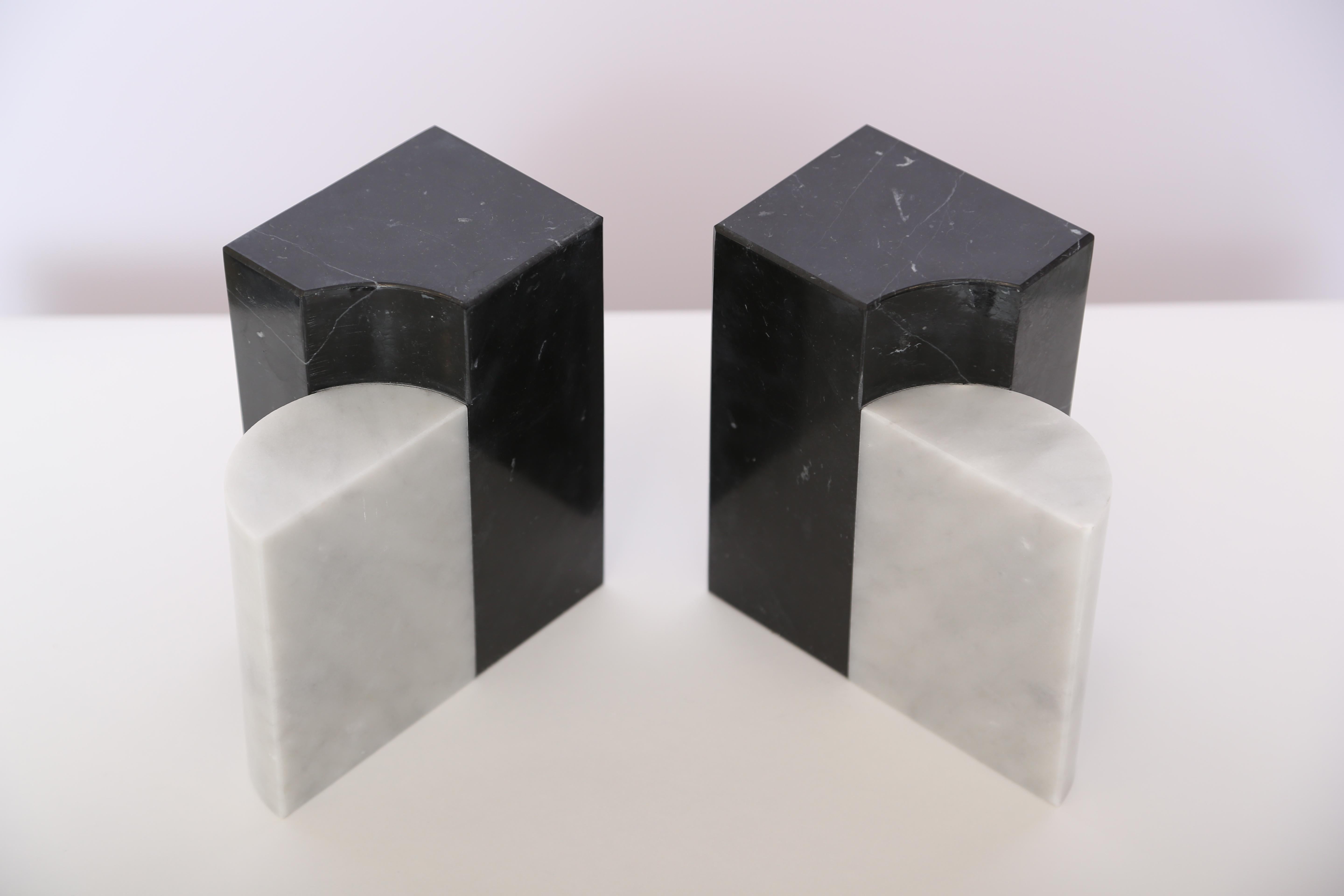 Negro Marquina and Bianco Carrara, cut and polished by hand in Italy, these bookends are perfect for any console or bookshelf.
Measures: 6.5