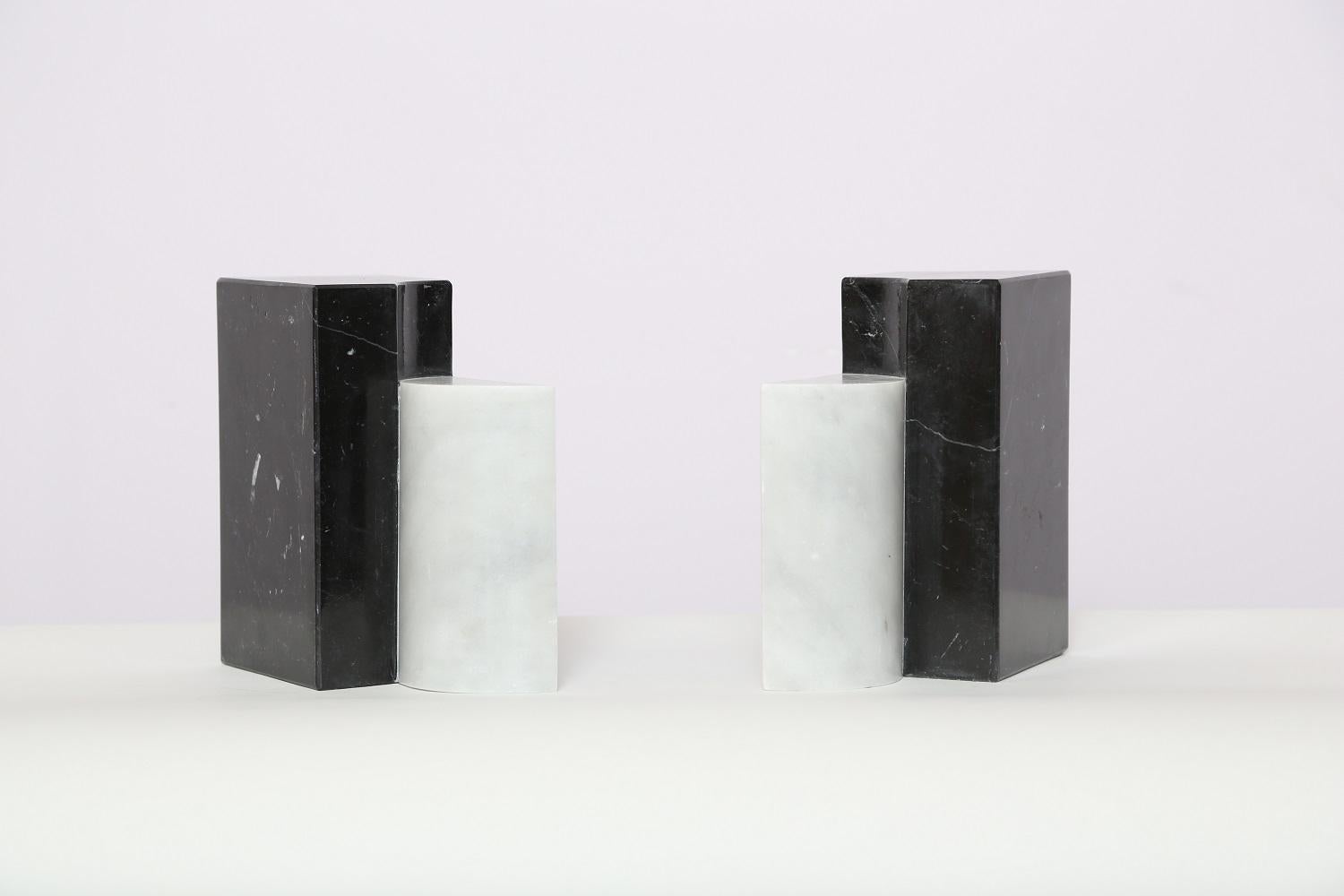 The Marble House Bookends Black and White Carrara Marble, Handmade in Italy (Italienisch)