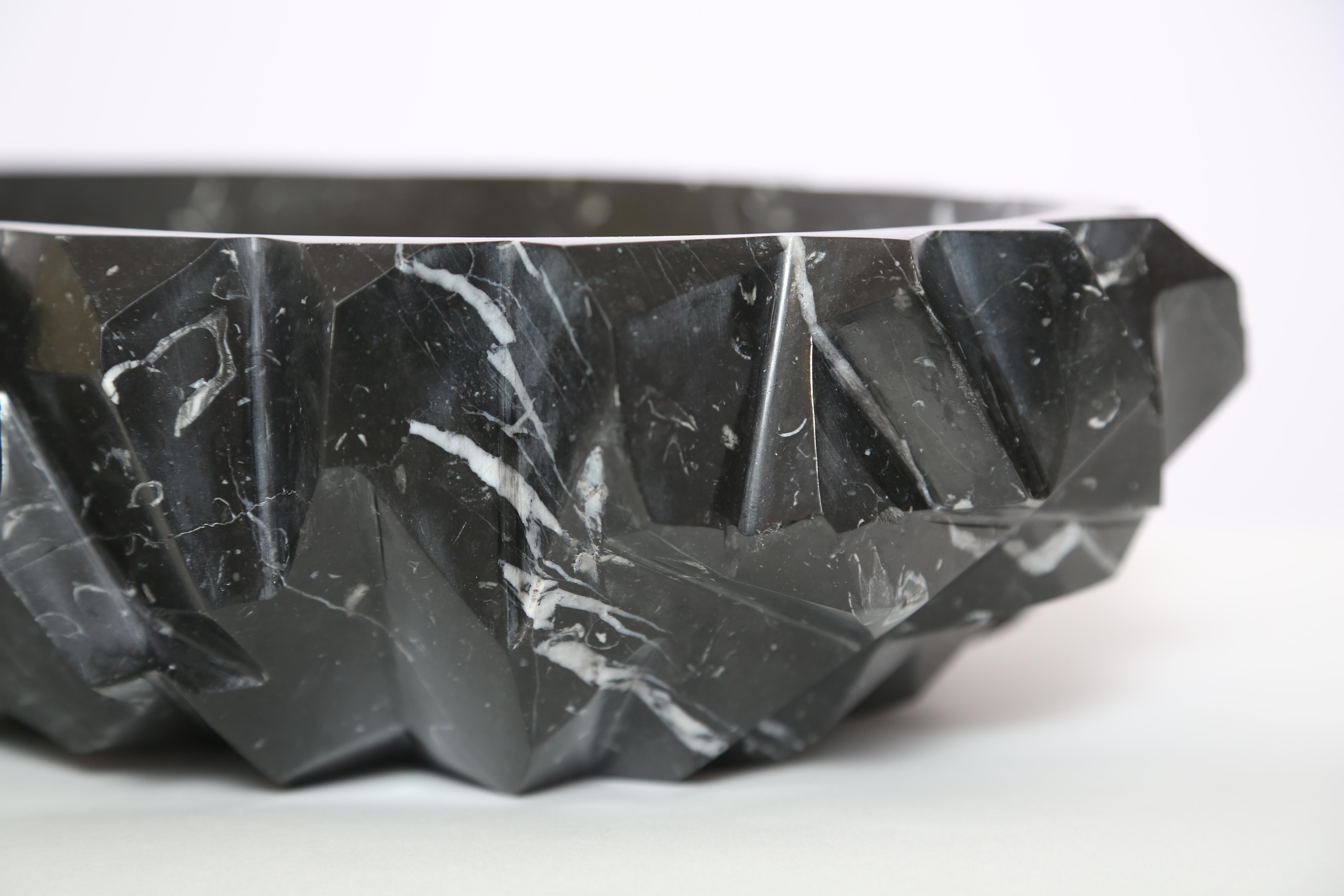 The Marble House Rock Bowl in Black Marquina Marble, Handmade in Italy (Italienisch)