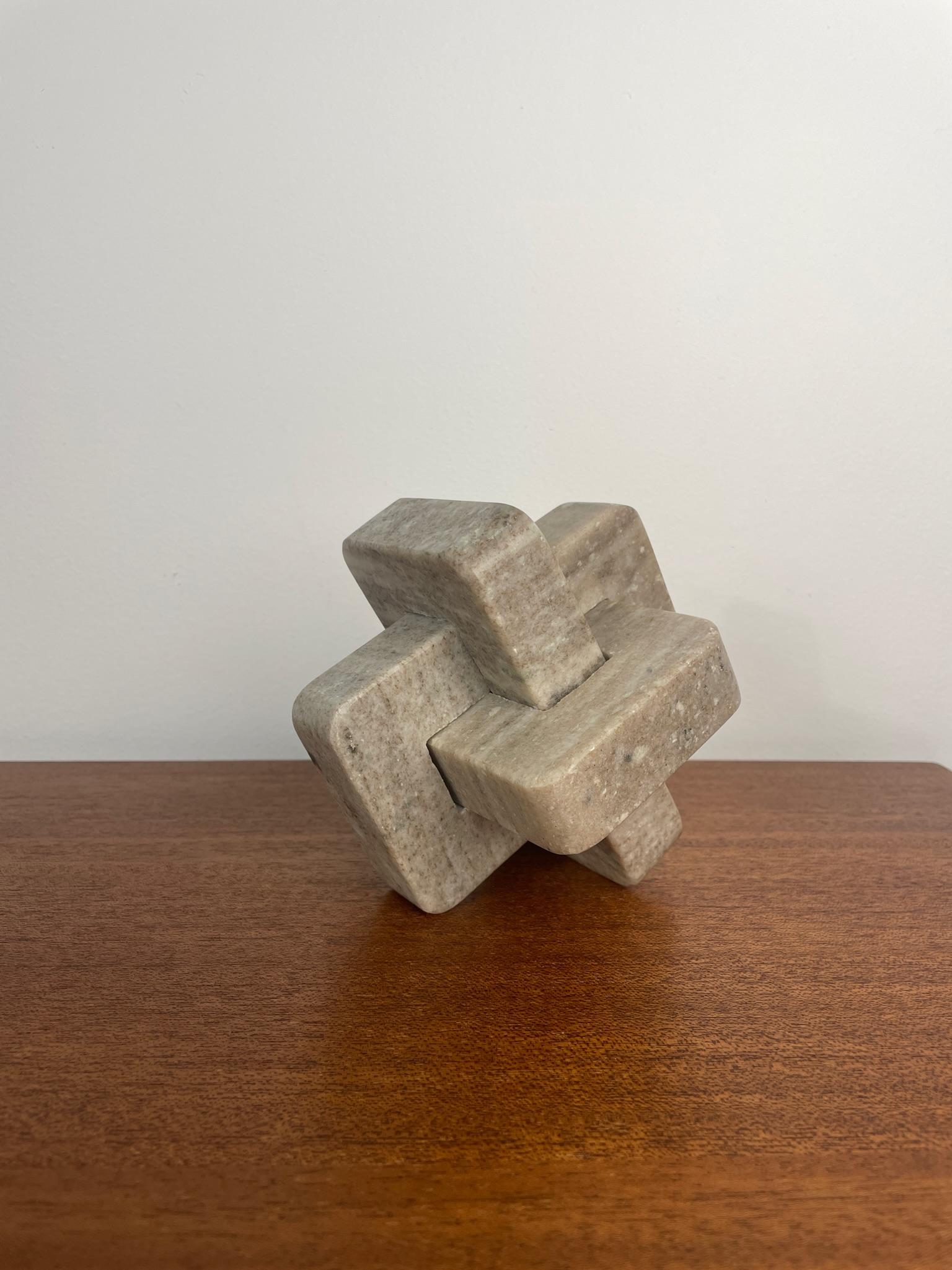 La scultura in marmo Infinity Knot è un pezzo adorabile per un tavolo o una scrivania. Ha i bordi arrotondati. Si tratta di un pezzo affascinante che aggiungerà mistero e divertimento. Può essere utilizzato anche come fermacarte.

Dimensioni: 5,5 
