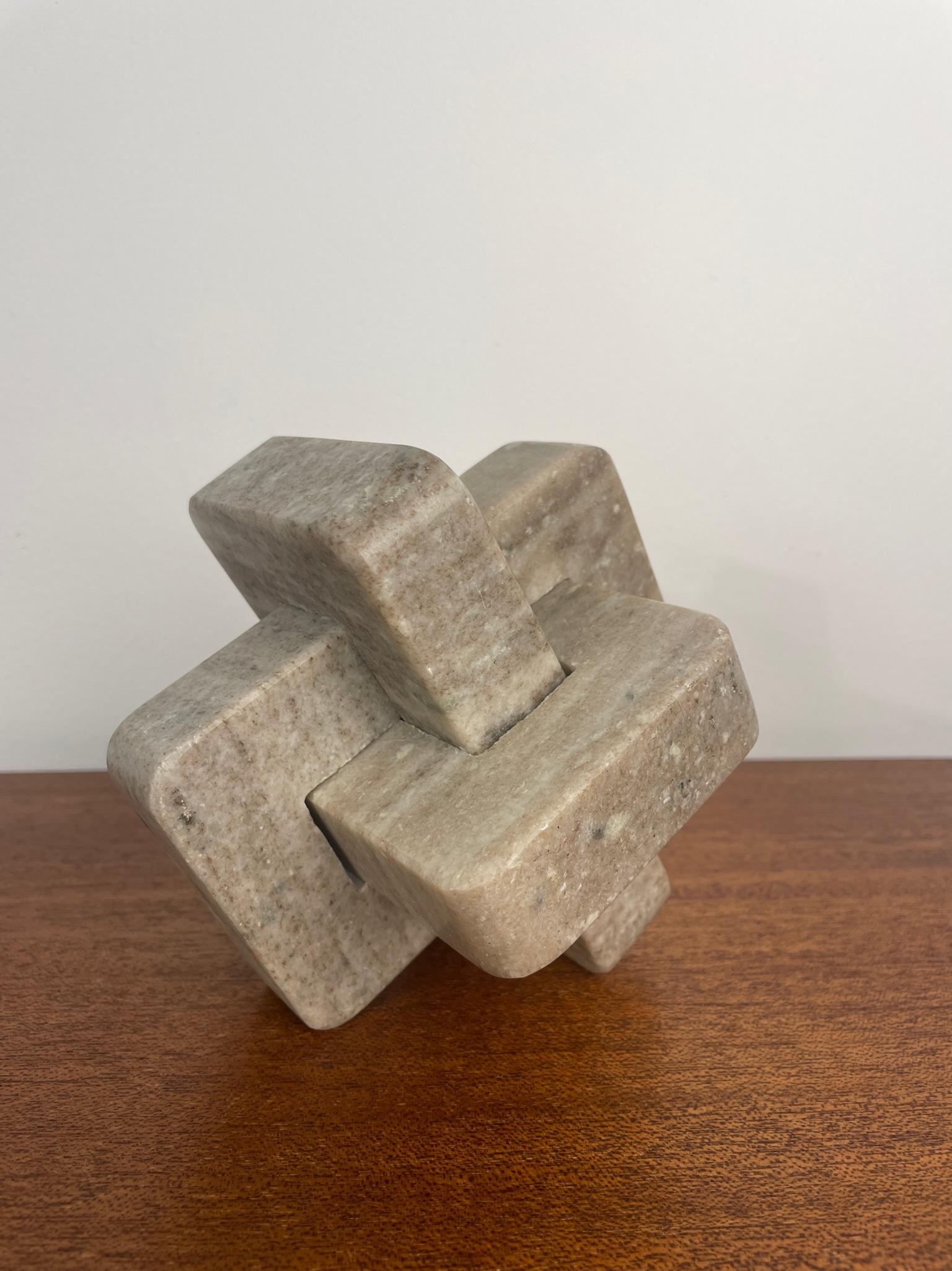 Moderno Scultura in marmo con nodo infinito