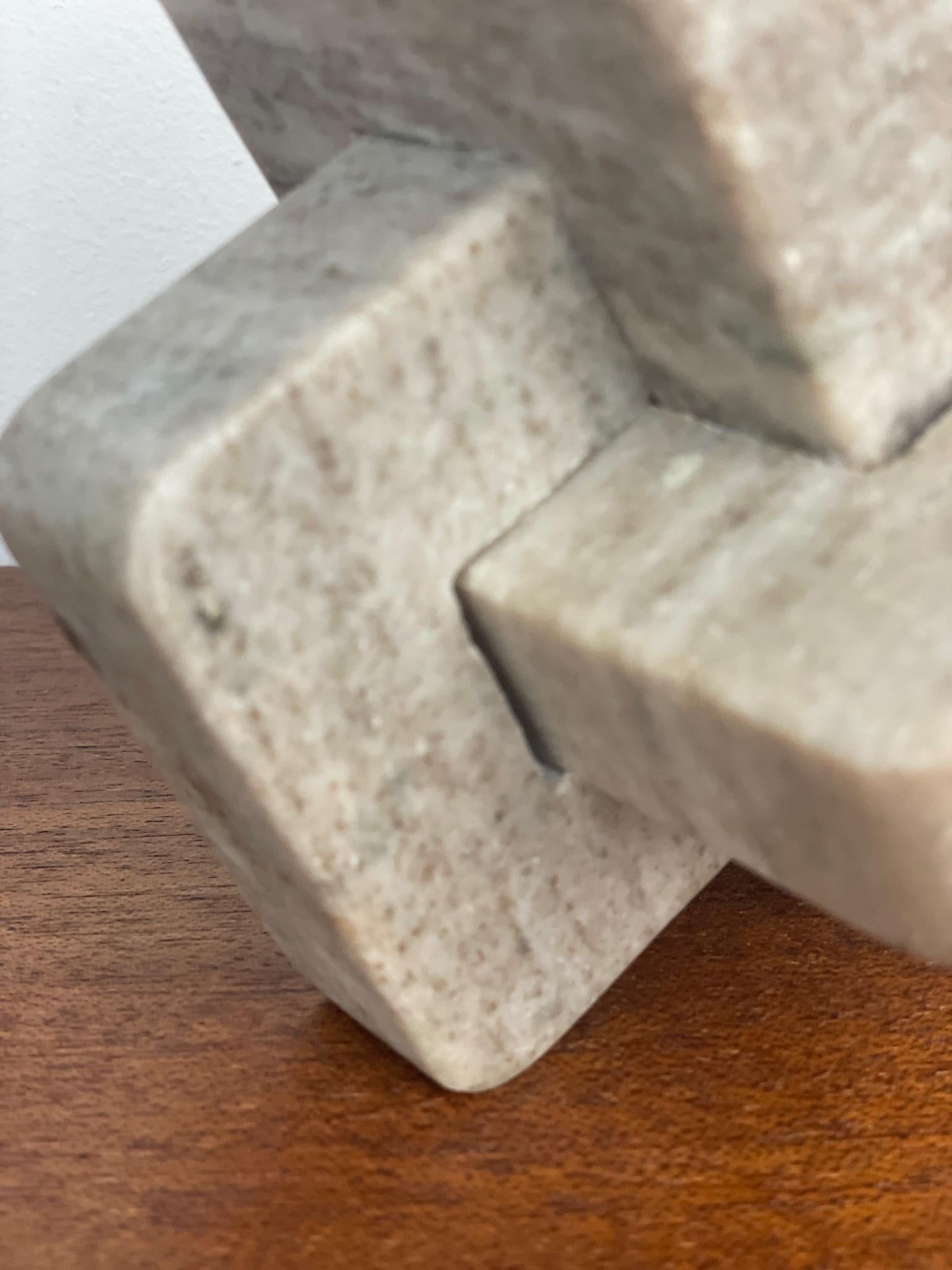 Metà XX secolo Scultura in marmo con nodo infinito