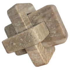 Scultura in marmo con nodo infinito