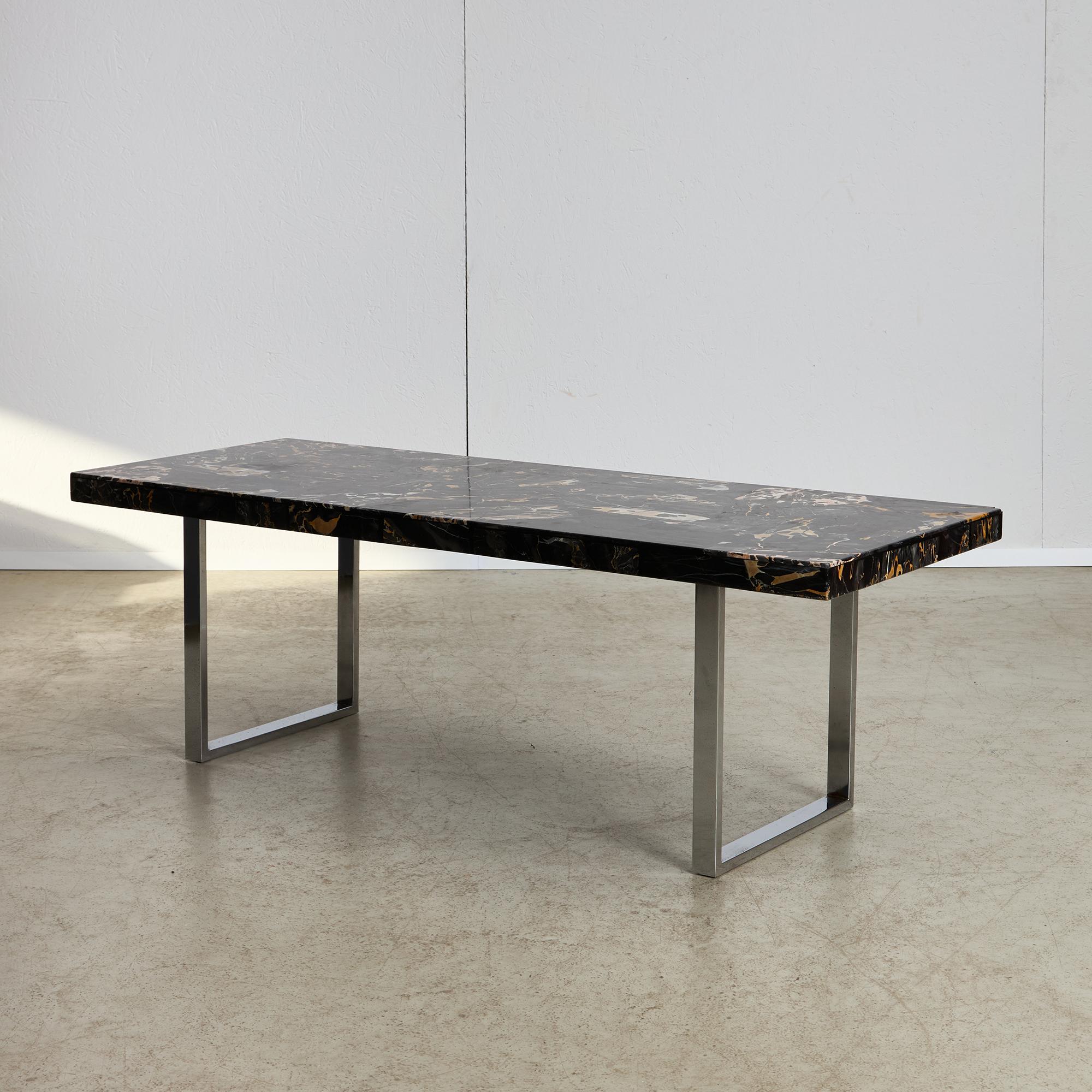 Découvrez l'étonnante table basse infusée de marbre, fusion parfaite de l'élégance et du design moderne. Cette pièce captivante présente un plateau de table en bois agrémenté d'une couche luxueuse semblable à du marbre, offrant l'aspect sophistiqué