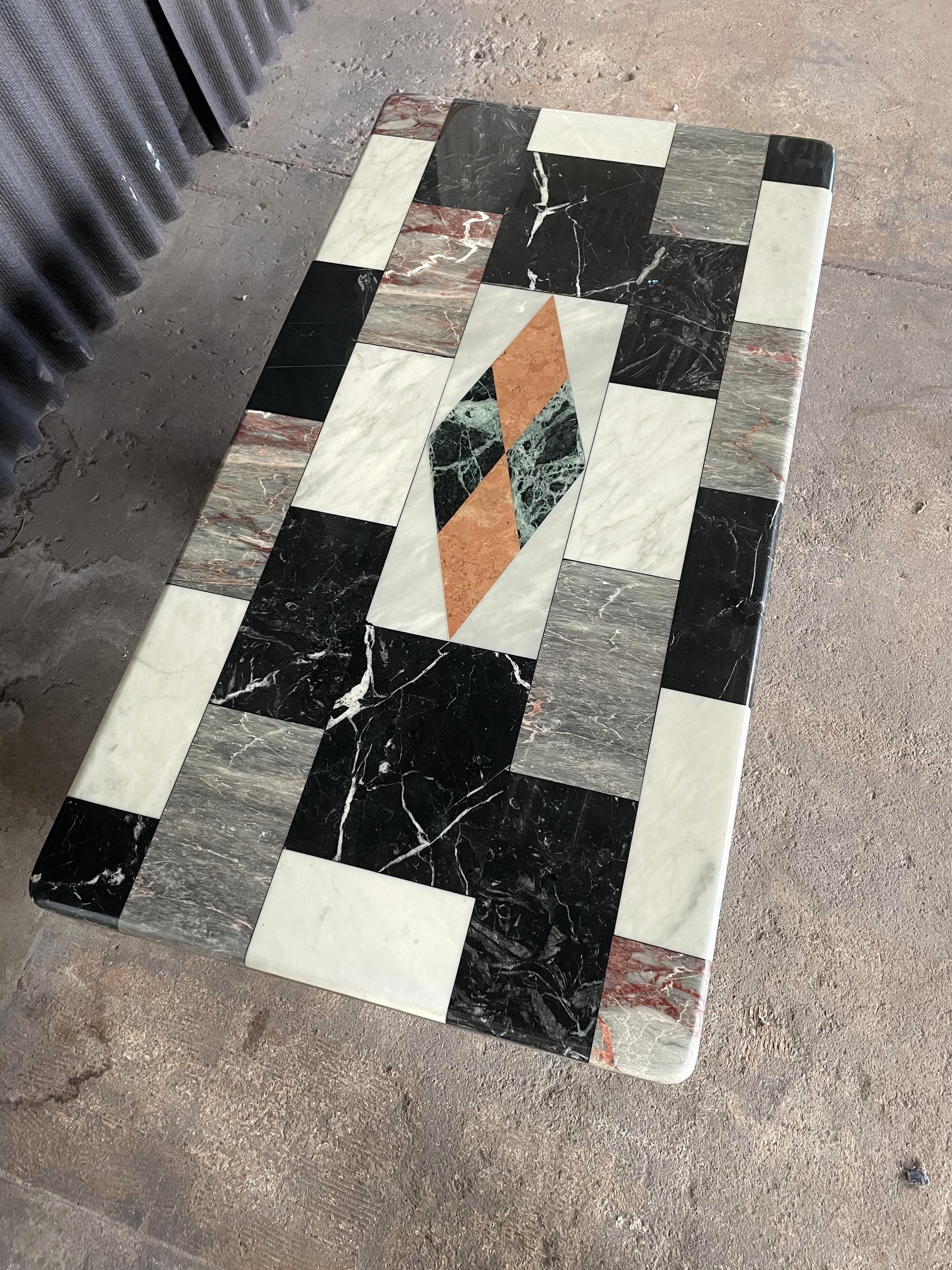 Couchtisch mit Marmorintarsien, Italien 1970er (Art déco) im Angebot