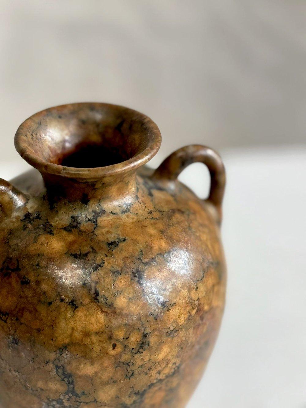 Mid-Century Modern Vase Urne Vintage Brown à poignée inspirée du marbre (Signé) en vente