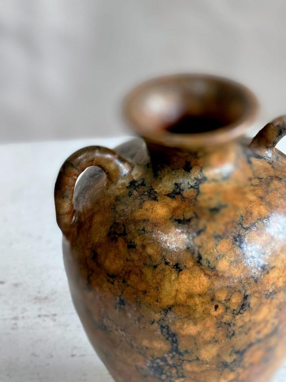 Inconnu Vase Urne Vintage Brown à poignée inspirée du marbre (Signé) en vente