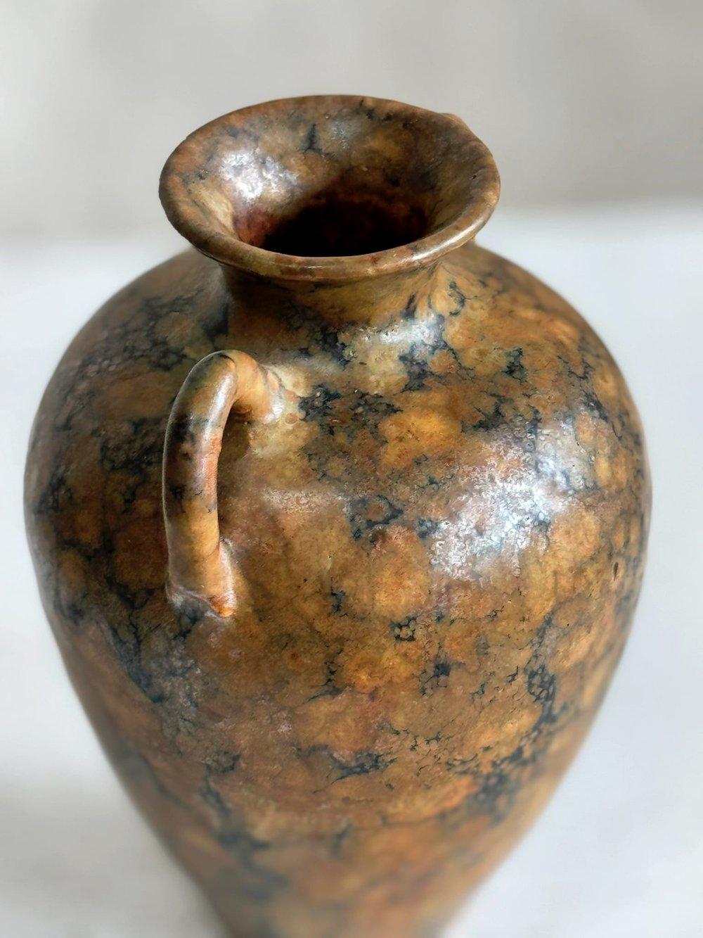 Vase Urne Vintage Brown à poignée inspirée du marbre (Signé) Bon état - En vente à West Hollywood, CA