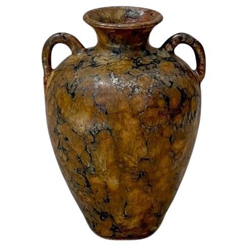 Vase Urne Vintage Brown à poignée inspirée du marbre (Signé) en vente