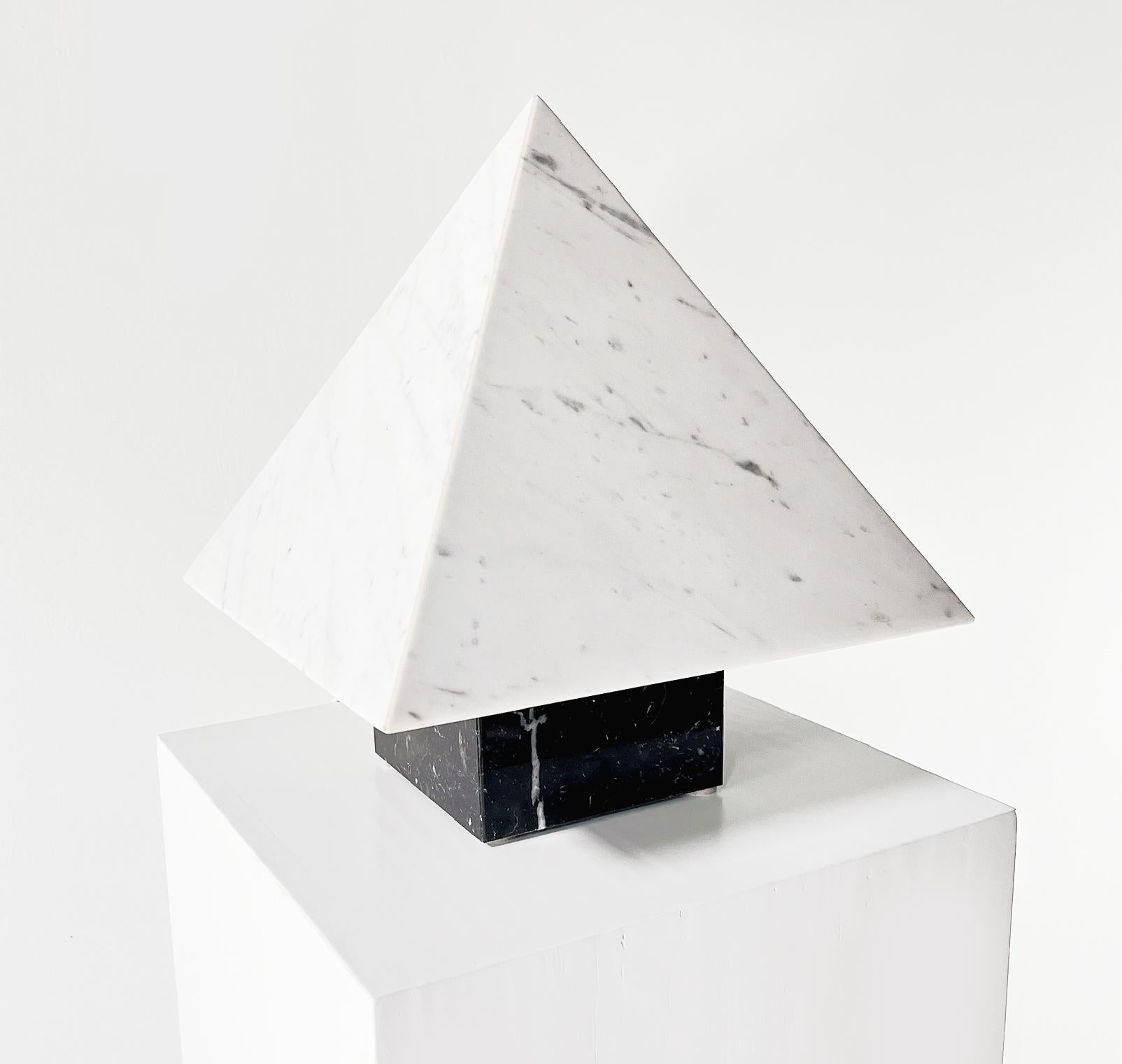 Rare lampe de table italienne en forme de pyramide de marbre, vers les années 1970.