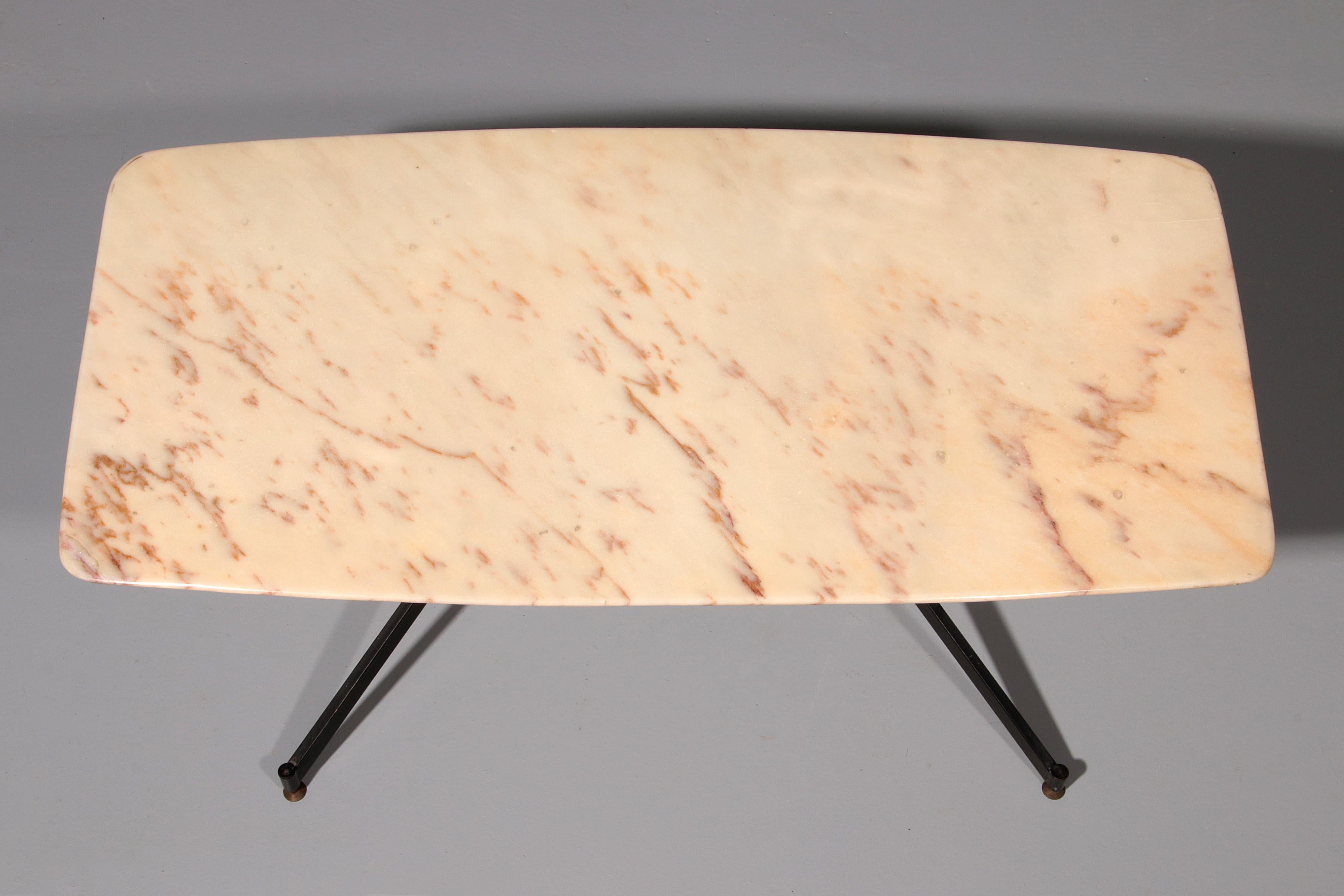 Marbre d'Italie dans le style de Gio Ponti Table basse en métal laiton, années 1960 en vente 3