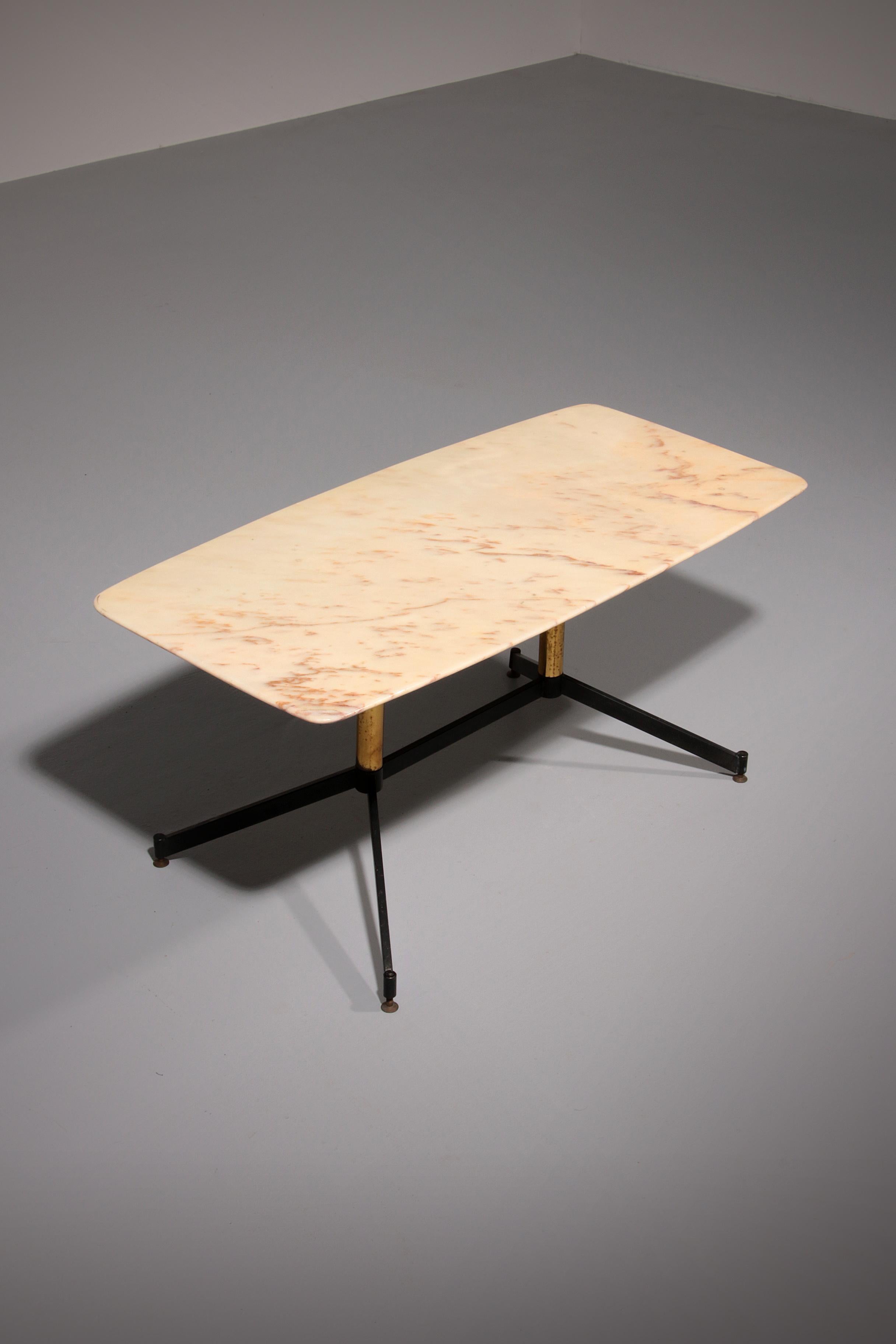 Cette él�égante table d'appoint italienne des années 1960 est une expression intemporelle de la sophistication du milieu du siècle. Son cadre en métal noir, orné de détails en laiton vieilli, raconte une histoire tranquille d'artisanat et d'héritage
