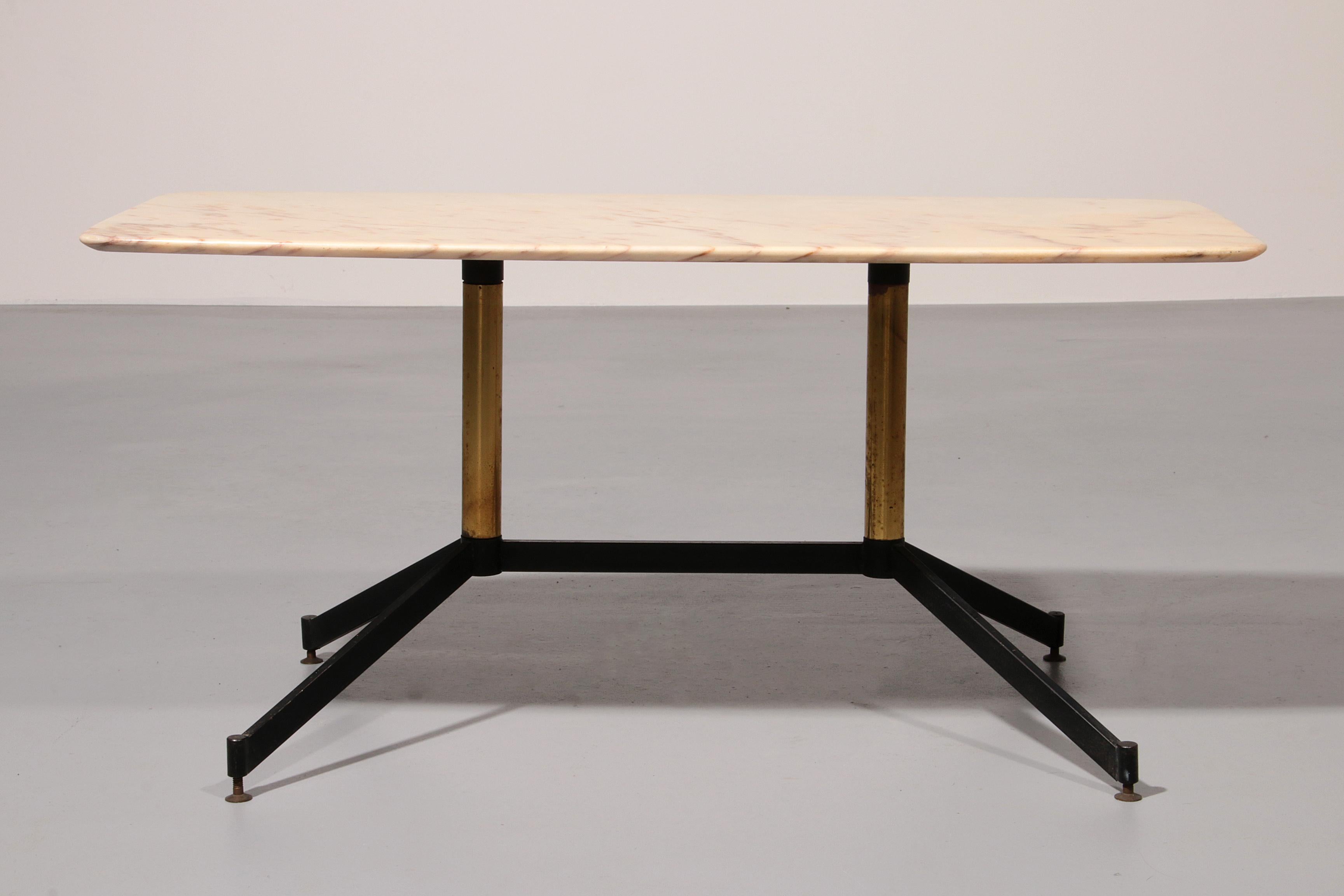 italien Marbre d'Italie dans le style de Gio Ponti Table basse en métal laiton, années 1960 en vente