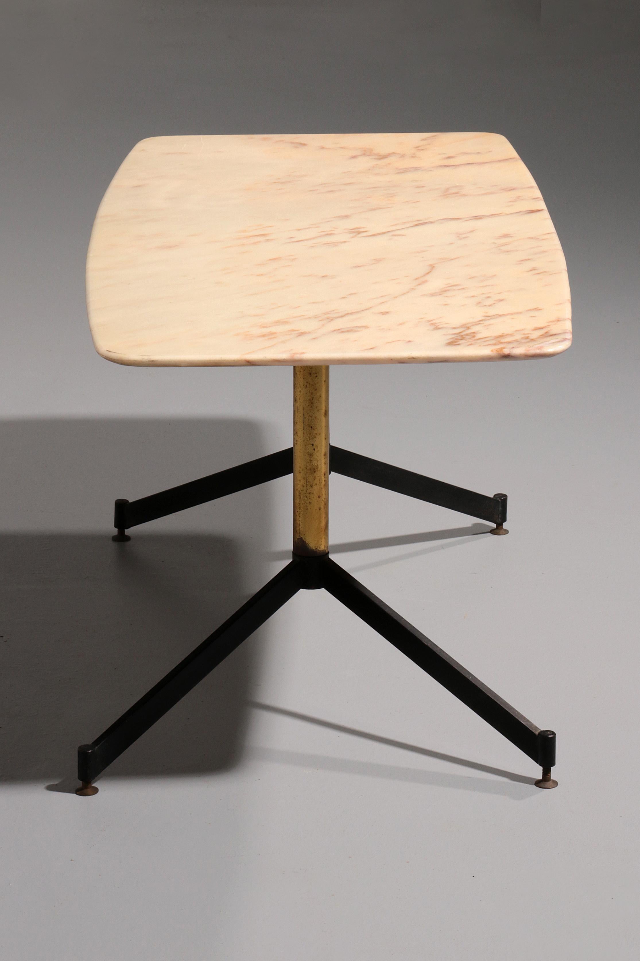 Marbre d'Italie dans le style de Gio Ponti Table basse en métal laiton, années 1960 Bon état - En vente à Oirlo, LI
