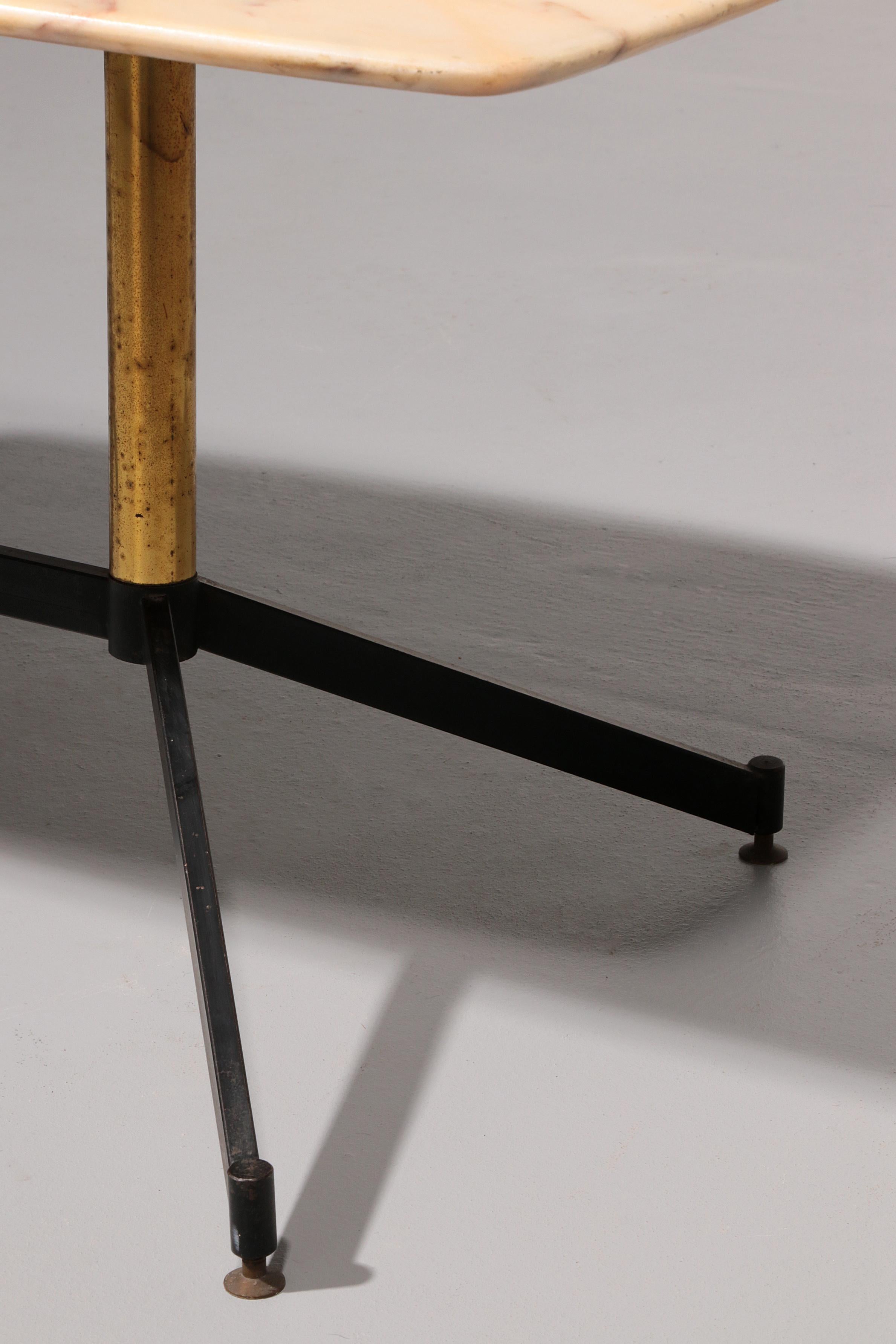 Milieu du XXe siècle Marbre d'Italie dans le style de Gio Ponti Table basse en métal laiton, années 1960 en vente