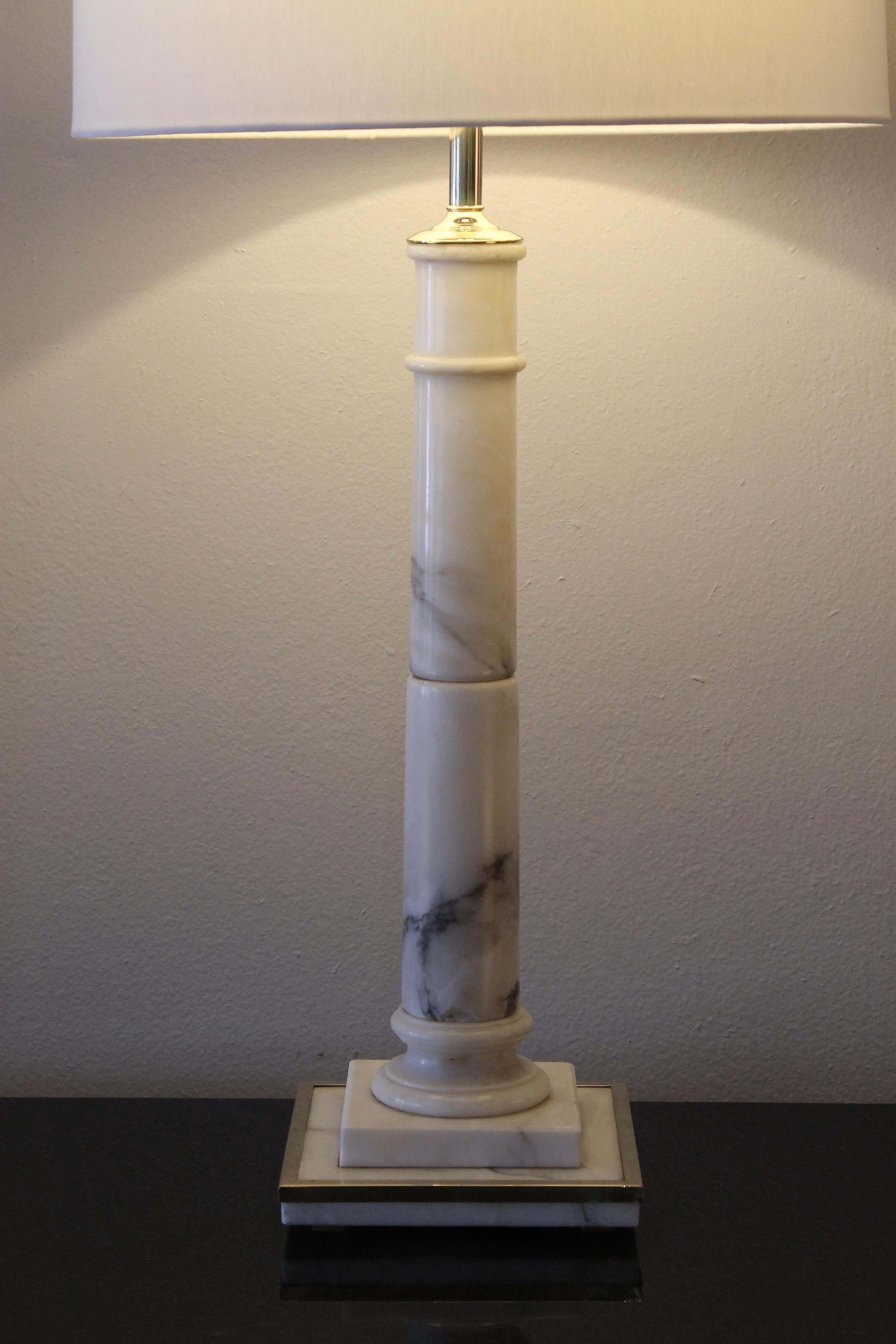 Lampe en marbre avec contour en laiton sur la base pour I. Magnin & Company, San Francisco, CA. La lampe a été recâblée professionnellement pour des ampoules à 3 voies. La lampe mesure 26,5
