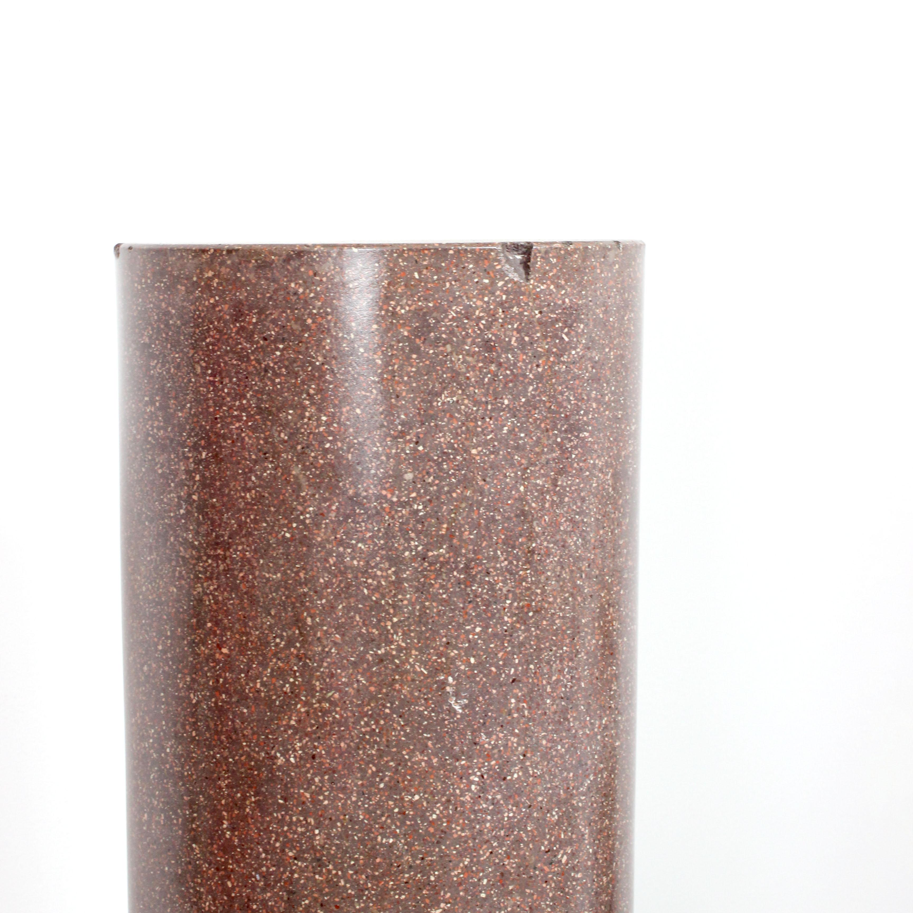 Pedestal de pasta marmórea con marco de metal - España - c. 1970

Dimensiones: 120 x 30 cm (47,2 x 11,8 pulg.)