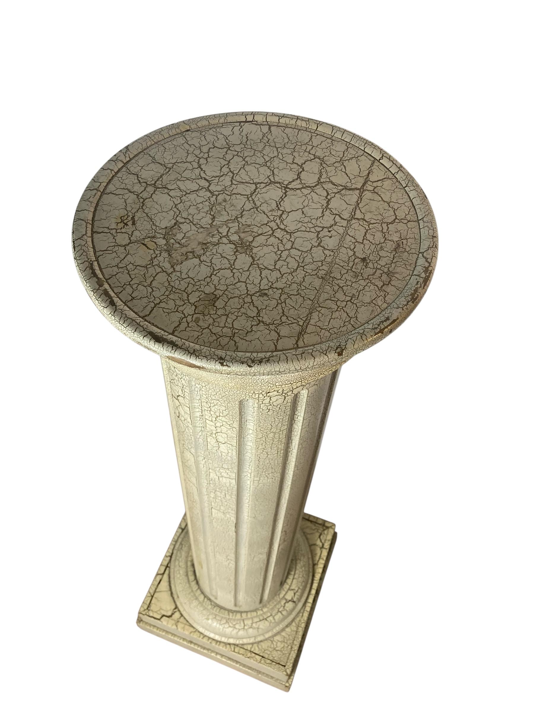 Piantana o piedistallo in legno con aspetto marmoreo.

Eleganza nel tuo arredamento con il nostro elegante piedistallo bianco dal classico design a colonna. Questo straordinario pezzo funge da perfetto espositore per i tuoi oggetti più cari, dalle