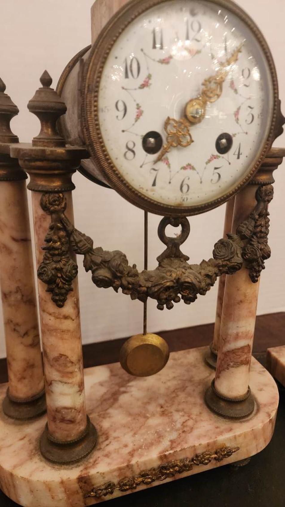 Marble Mantel Clock with matching Urns In Good Condition For Sale In Dallas, TX