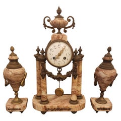 Horloge de cheminée en marbre avec urnes assorties