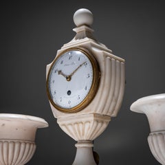Marmormanteluhr mit passenden Vasen, um 1830
