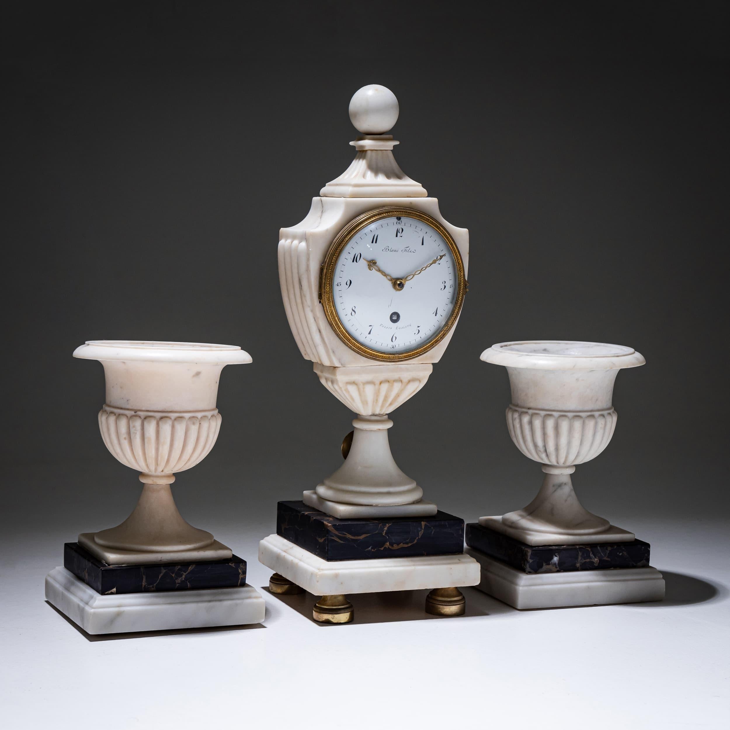 Reloj de chimenea de mármol con jarrones a juego, hacia 1830 Biedermeier en venta