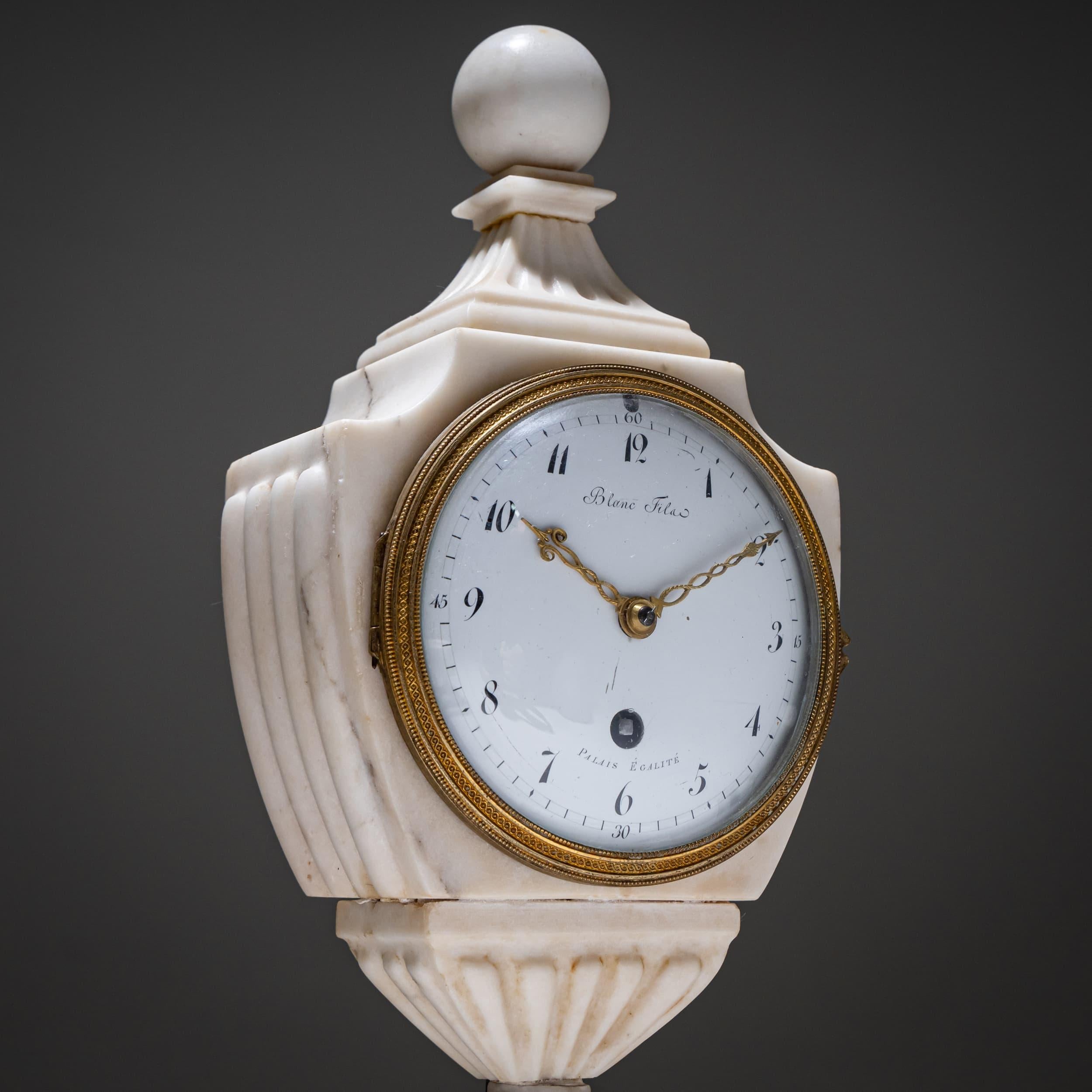 Reloj de chimenea de mármol con jarrones a juego, hacia 1830 Mediados del siglo XIX en venta