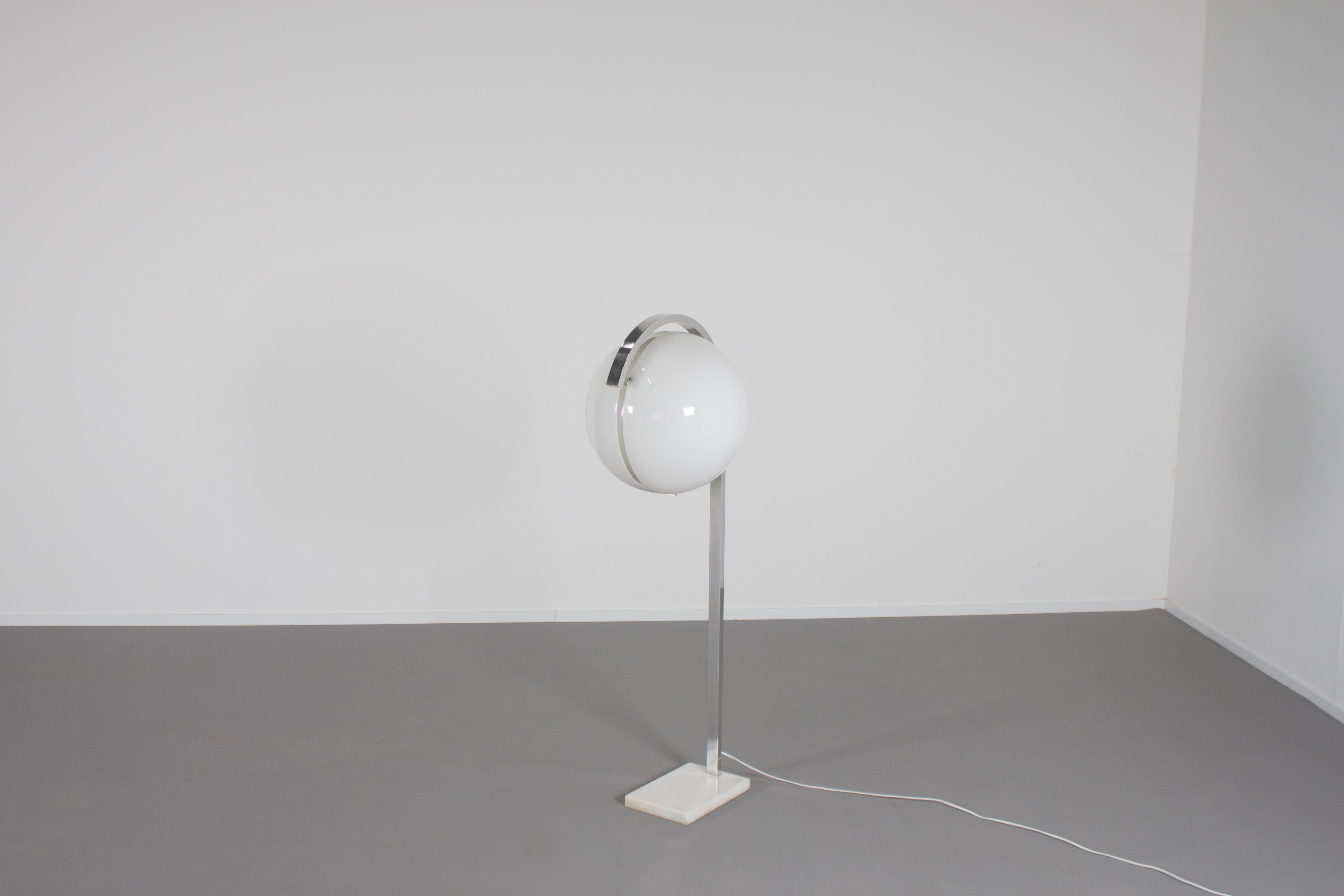 Space age floor lamp is very good condition.

Made in the 1960s by a smaal company called Acciarri, Italy.

The large globe shaped lampshade is made of white acrylic and seems to hoover when lit.
It is made of two parts, one has a hole for changing